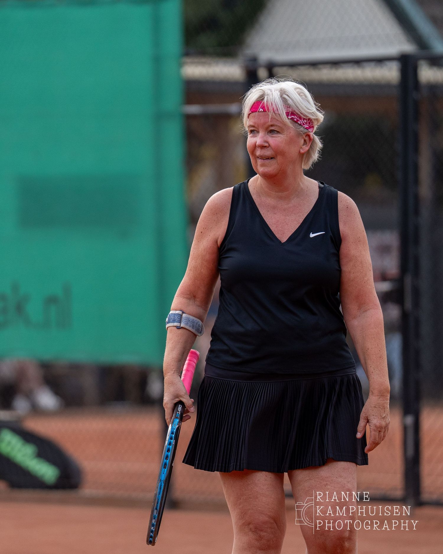 Actiefoto's van gravel tennistoernooi met spelers in actie, dubbelspel, toeschouwers en zomerse sfeer rond de baan.