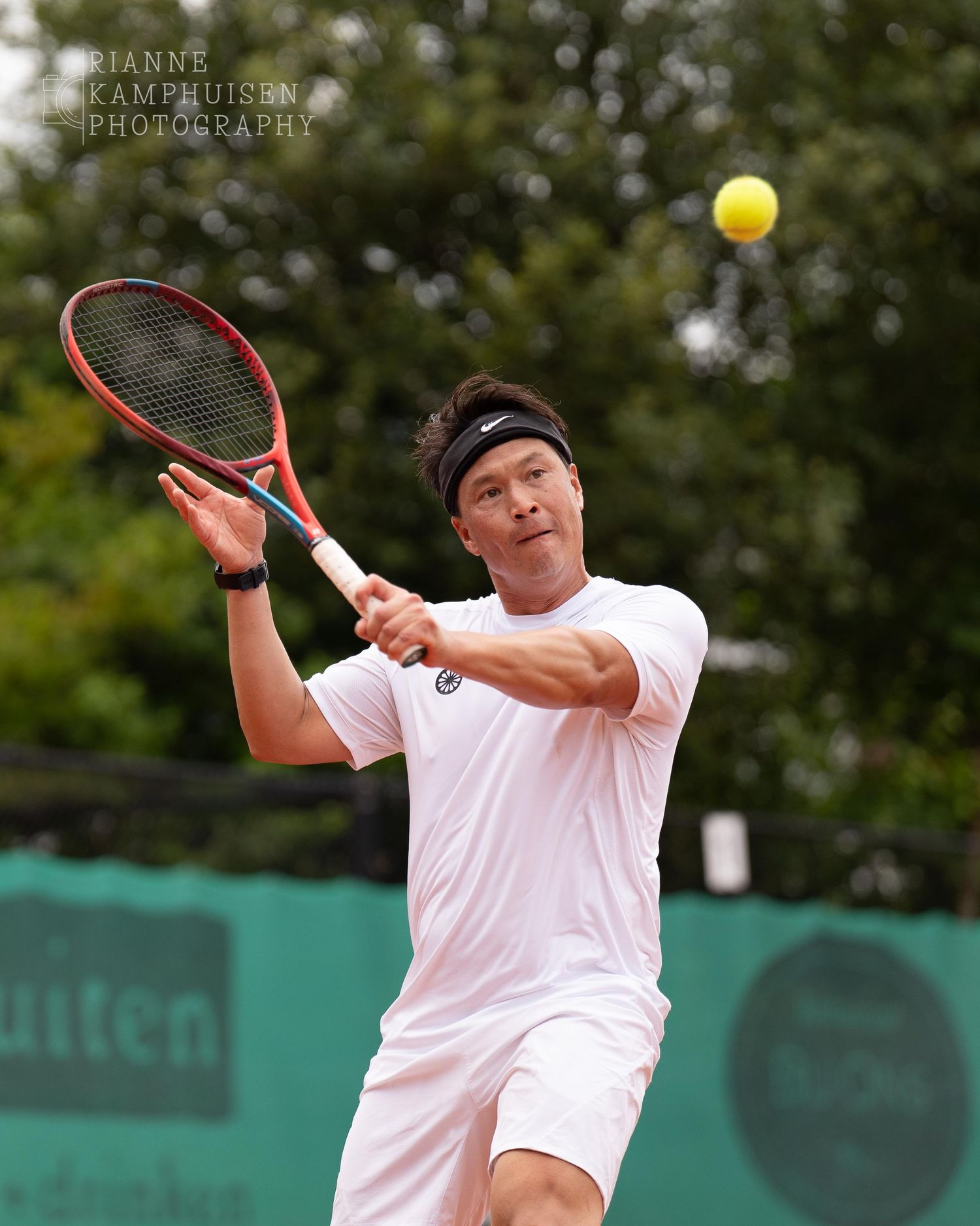 Actiefoto's van gravel tennistoernooi met spelers in actie, dubbelspel, toeschouwers en zomerse sfeer rond de baan.