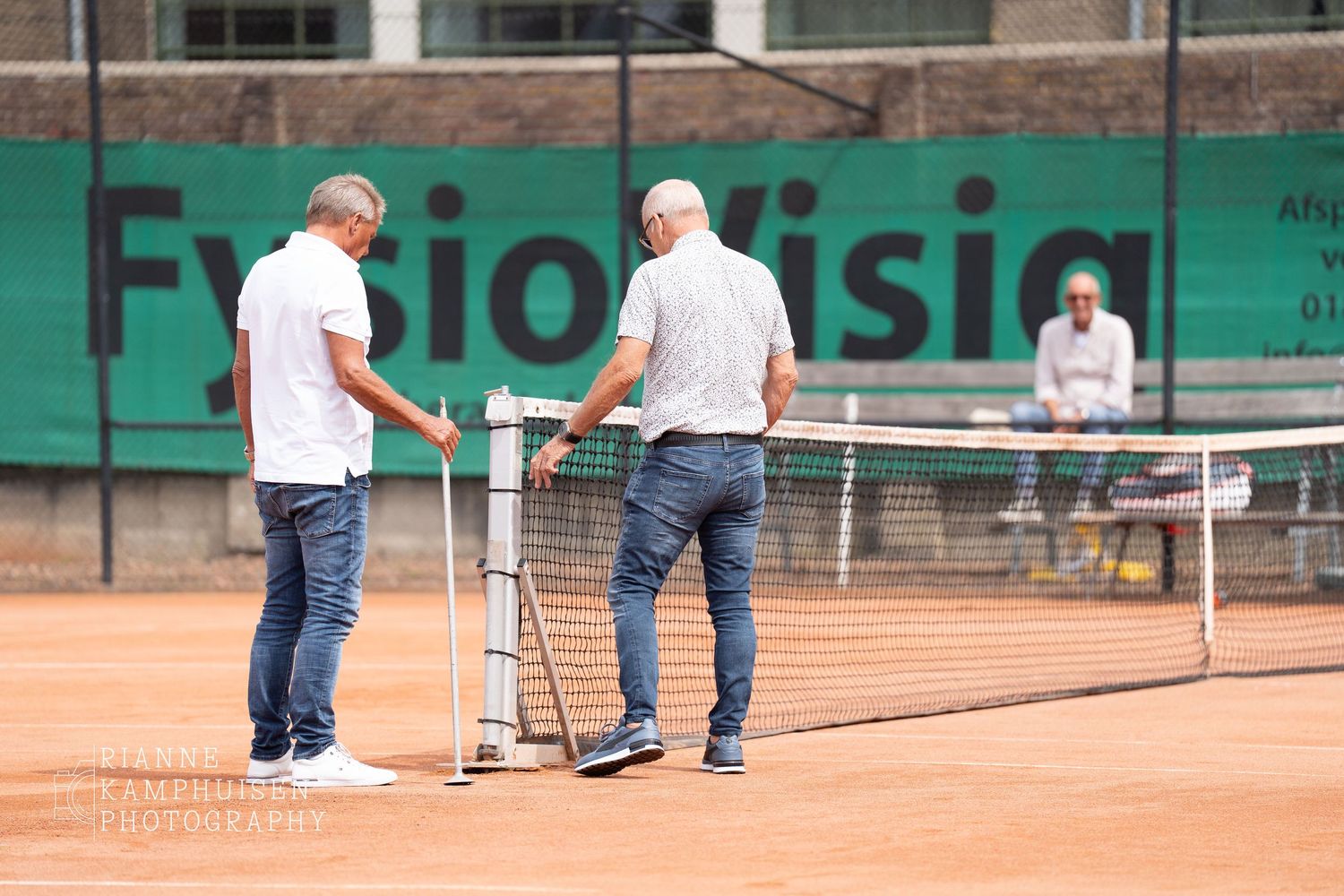 Actiefoto's en finalisten van een gravel tennistoernooi met spelers in actie, dubbelspel, toeschouwers en zomerse sfeer rond de baan.