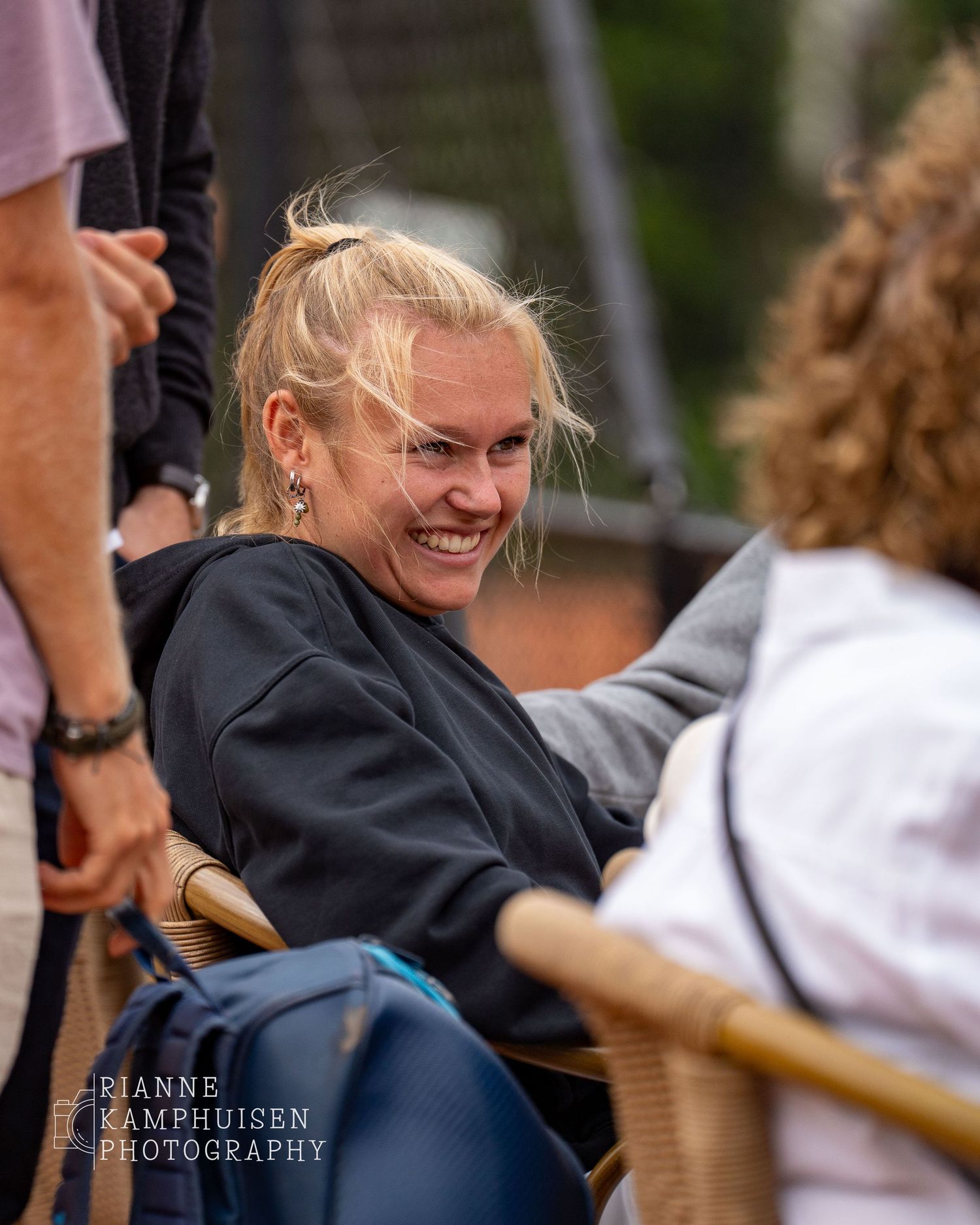 Actiefoto's en finalisten van een gravel tennistoernooi met spelers in actie, dubbelspel, toeschouwers en zomerse sfeer rond de baan.