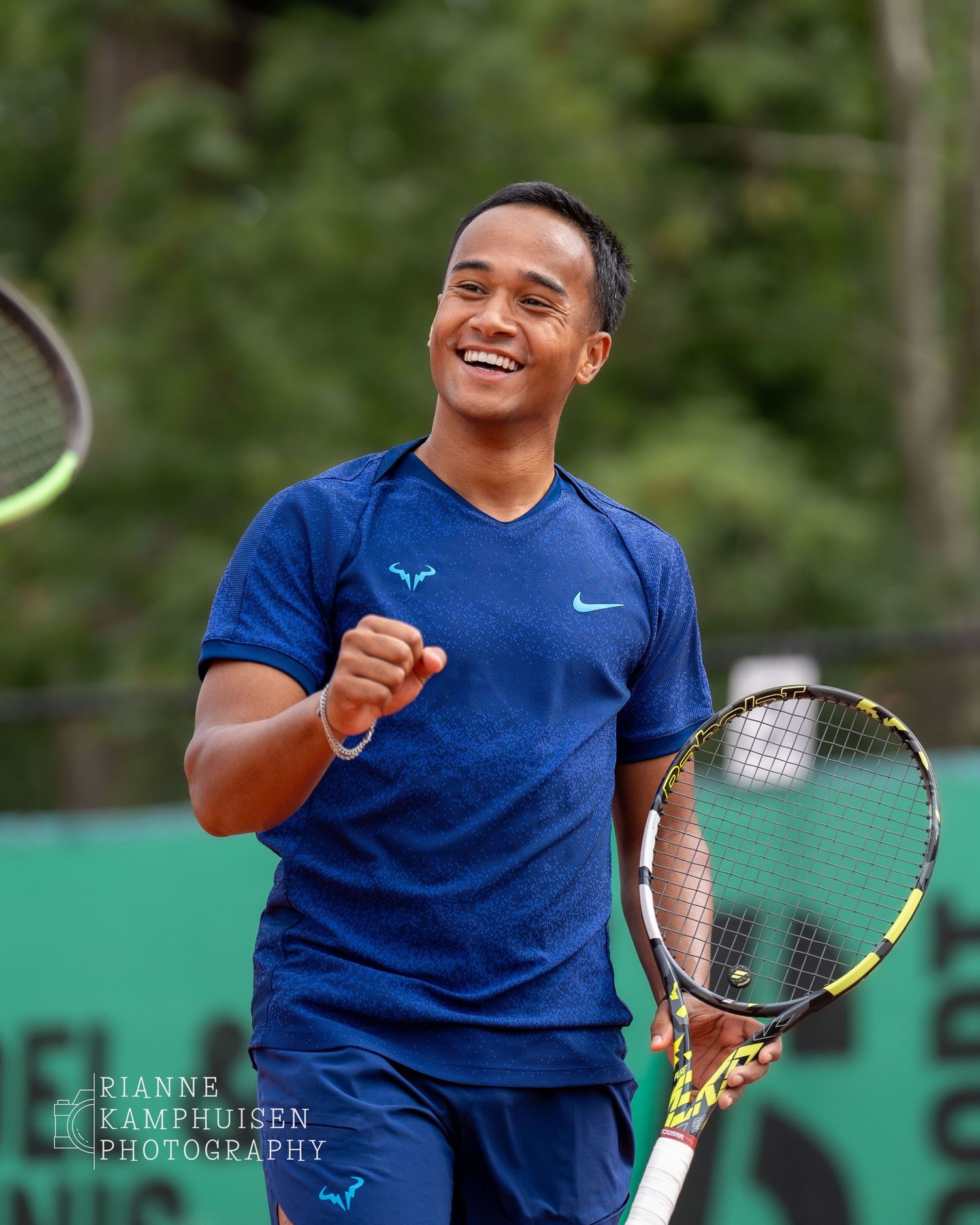 Actiefoto's en finalisten van een gravel tennistoernooi met spelers in actie, dubbelspel, toeschouwers en zomerse sfeer rond de baan.