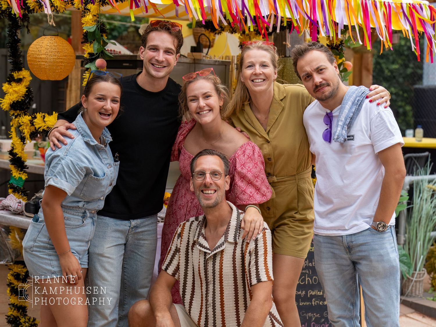 Actiefoto's en finalisten van een gravel tennistoernooi met spelers in actie, dubbelspel, toeschouwers en zomerse sfeer rond de baan.
