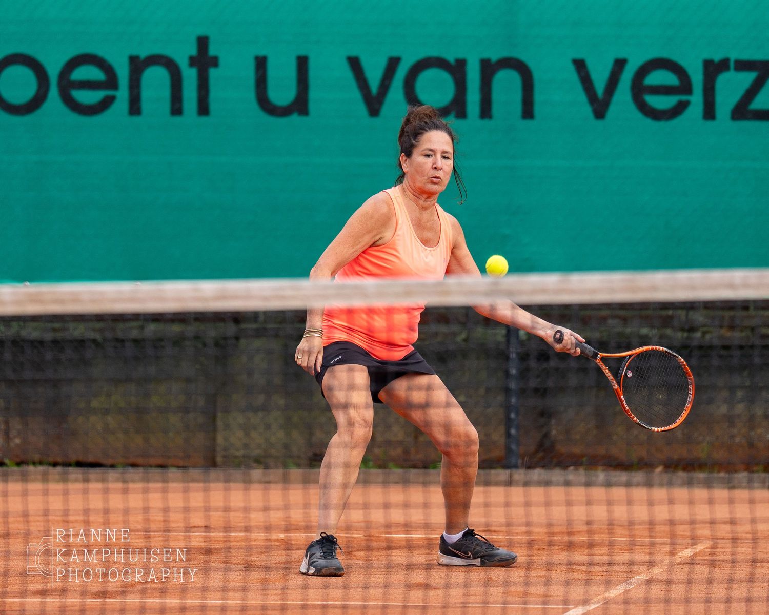 Actiefoto's van de zaterdag van een gravel tennistoernooi met spelers in actie, dubbelspel, toeschouwers en zomerse sfeer rond de baan.