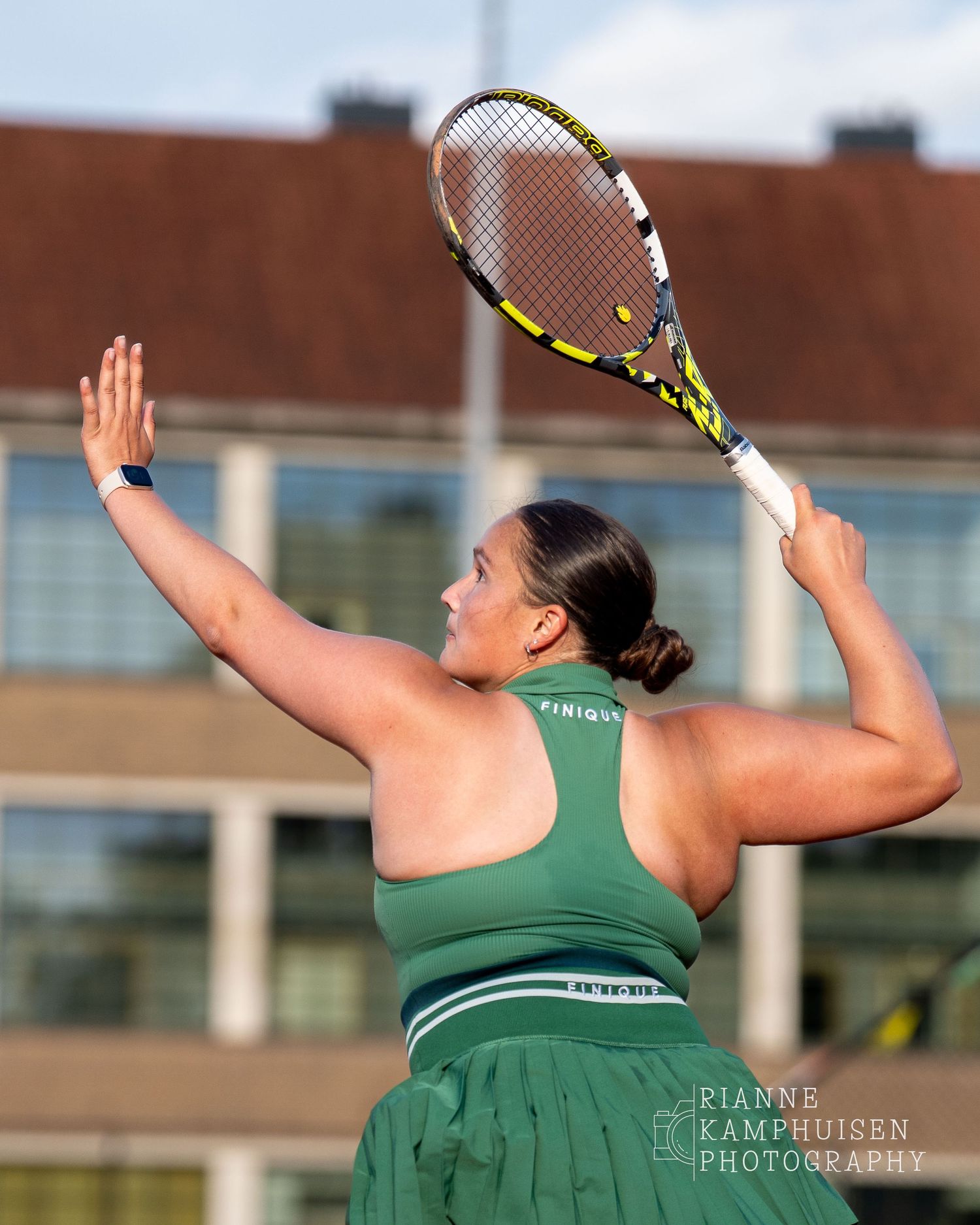 Actiefoto's van de woensdagavond van eengravel tennistoernooi met spelers in actie, dubbelspel, toeschouwers en zomerse sfeer rond de baan.