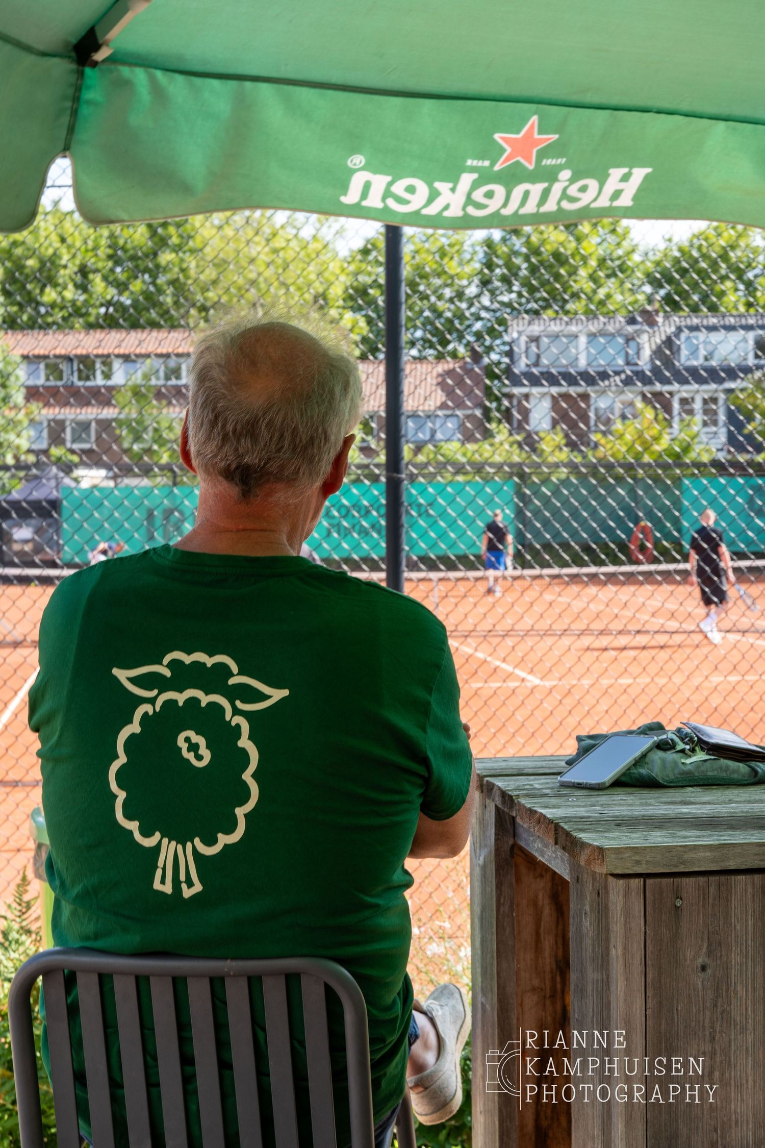 Actiefoto's van de woensdagavond van eengravel tennistoernooi met spelers in actie, dubbelspel, toeschouwers en zomerse sfeer rond de baan.