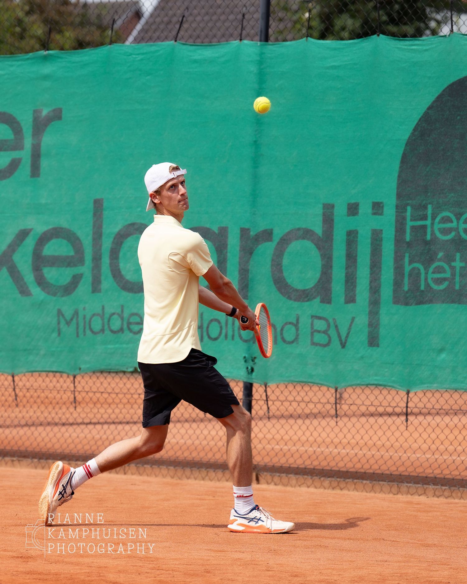 Actiefoto's en finalisten van een gravel tennistoernooi met spelers in actie, dubbelspel, toeschouwers en zomerse sfeer rond de baan.