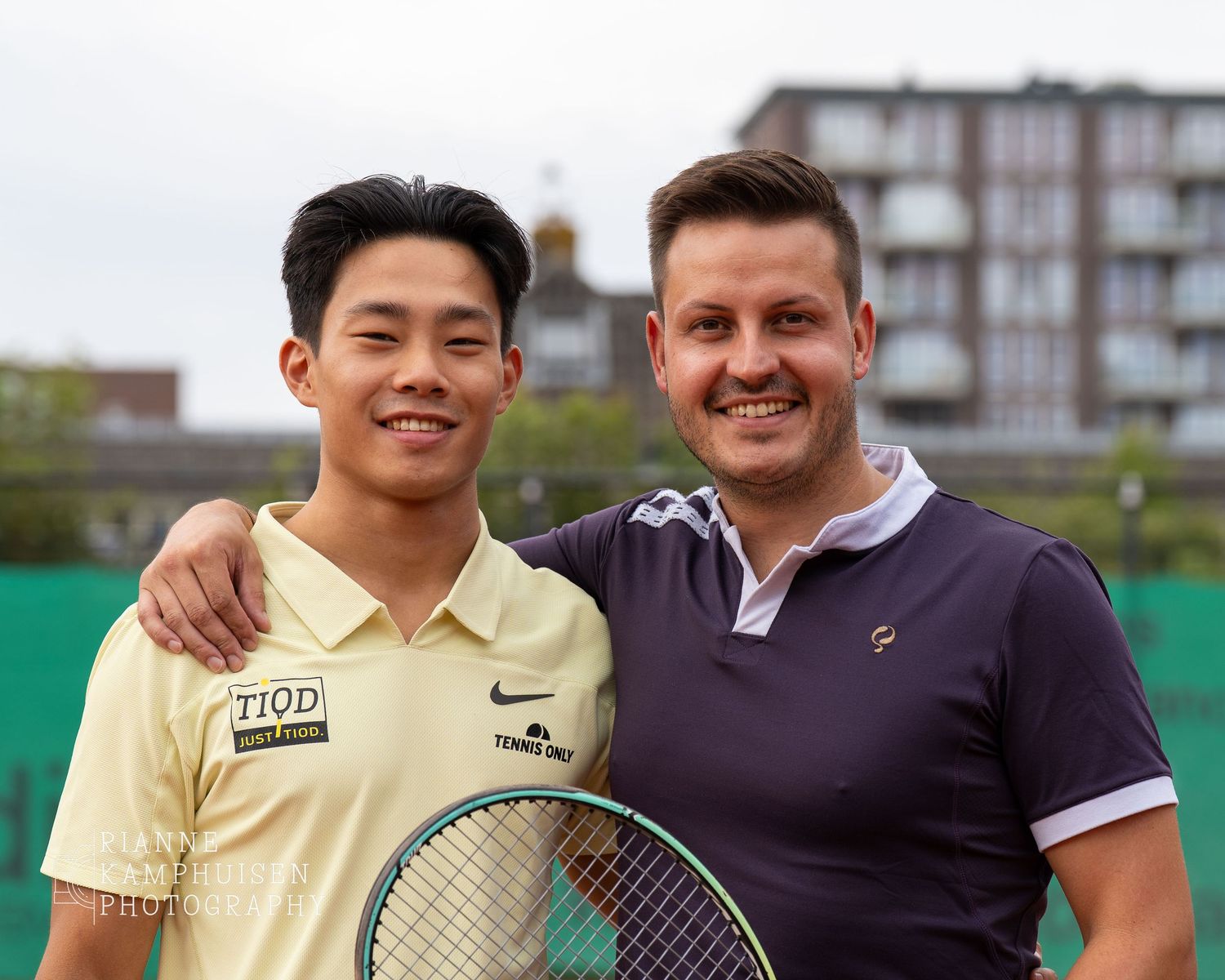 Actiefoto's en finalisten van een gravel tennistoernooi met spelers in actie, dubbelspel, toeschouwers en zomerse sfeer rond de baan.