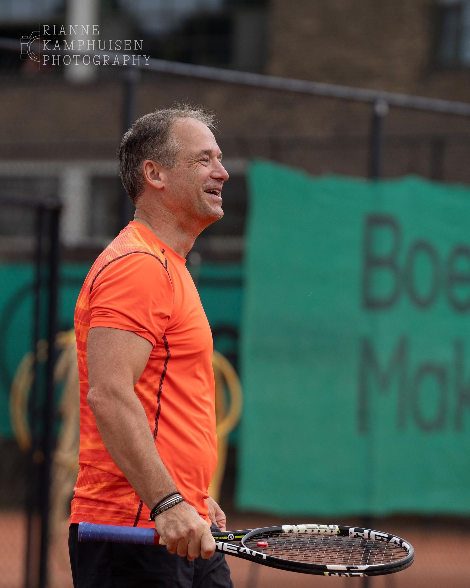Actiefoto's van gravel tennistoernooi met spelers in actie, dubbelspel, toeschouwers en zomerse sfeer rond de baan.