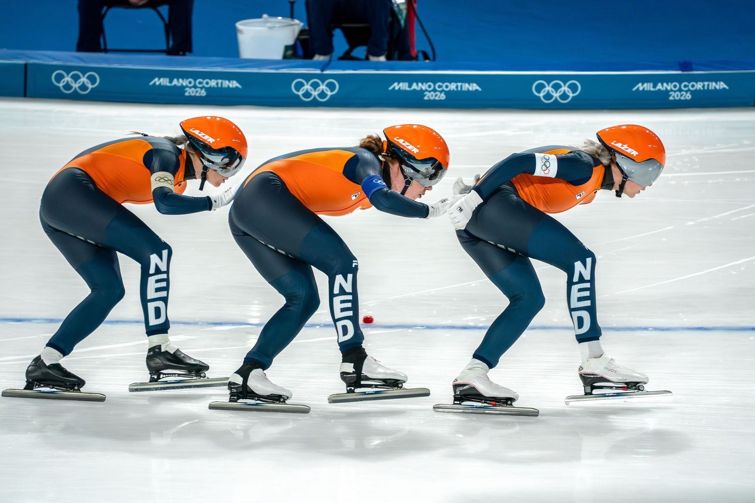 Joy Beune, Antoinette Rijpma - de Jong en Marijke Groenewoud tijdens de finale van de ploegenachtervolging schaatsen op de Olympische Spelen