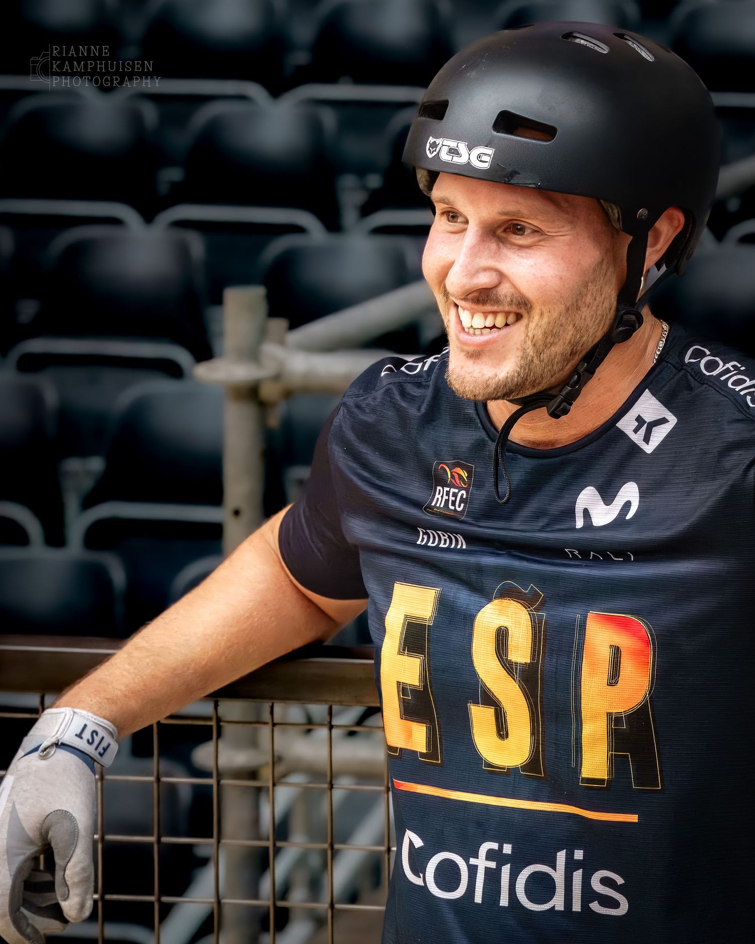 Spaanse BMX rijder lacht ontspannen tijdens de laatste training voor het EK