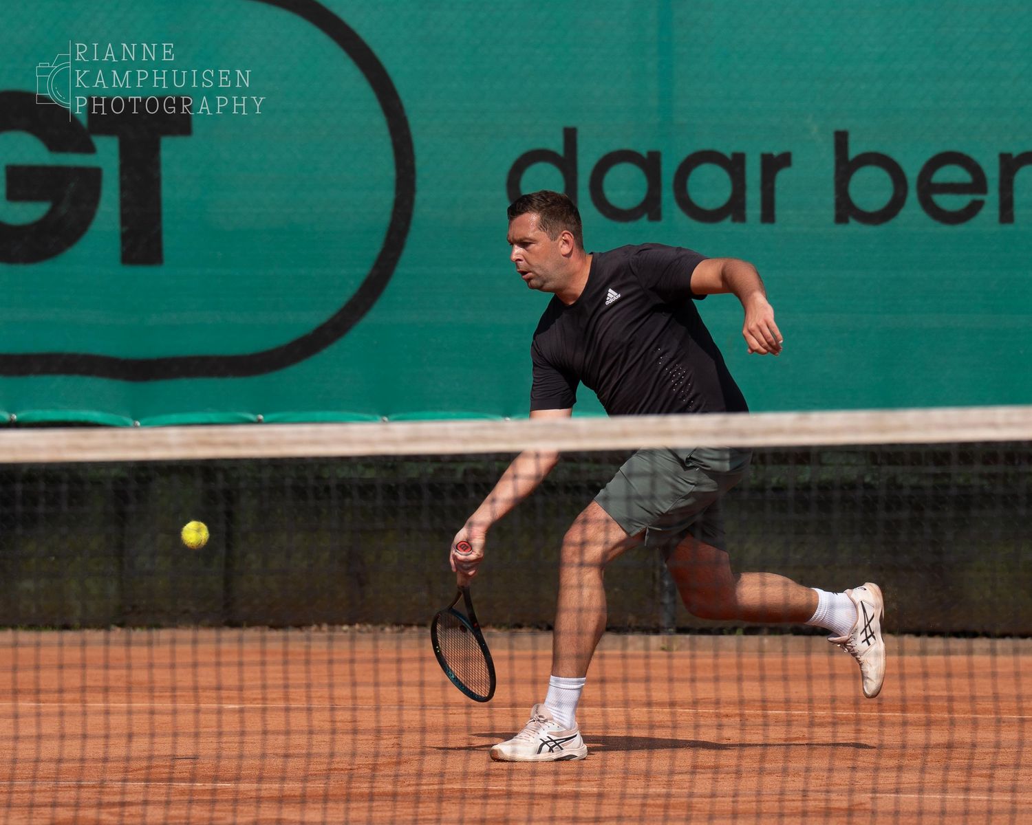 Actiefoto's van gravel tennistoernooi met spelers in actie, dubbelspel, toeschouwers en zomerse sfeer rond de baan.