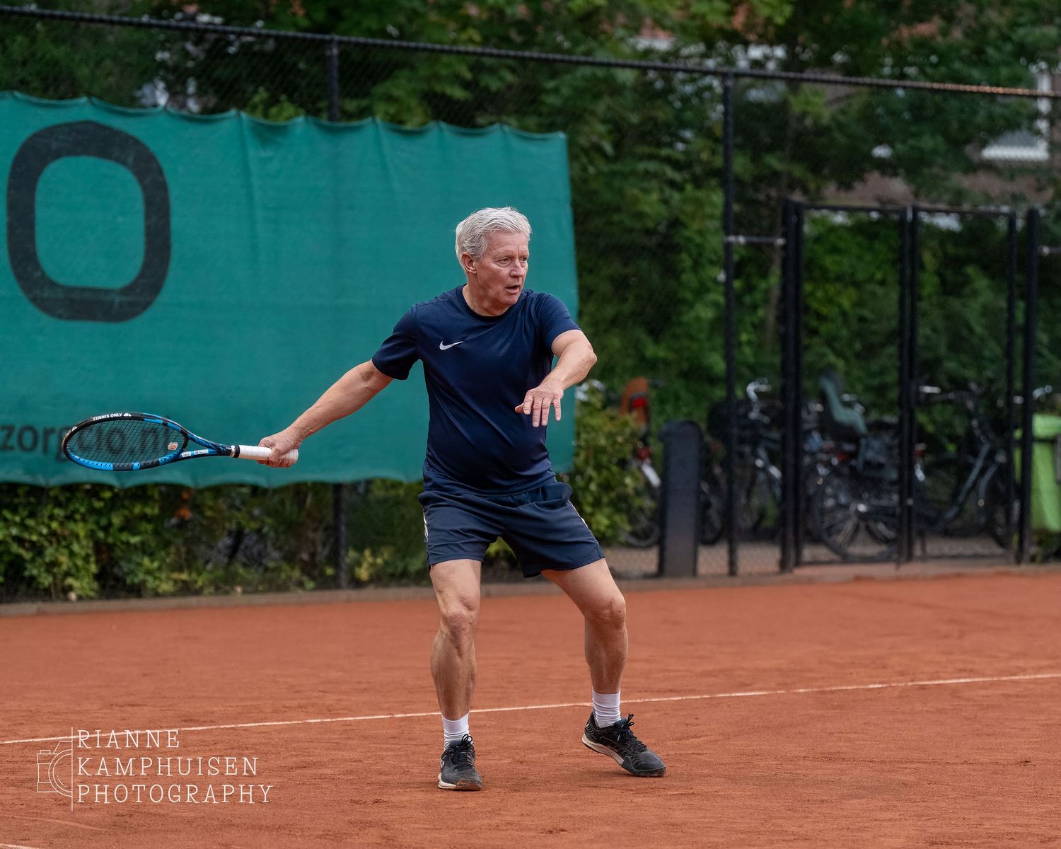 Actiefoto's van de zaterdag van een gravel tennistoernooi met spelers in actie, dubbelspel, toeschouwers en zomerse sfeer rond de baan.