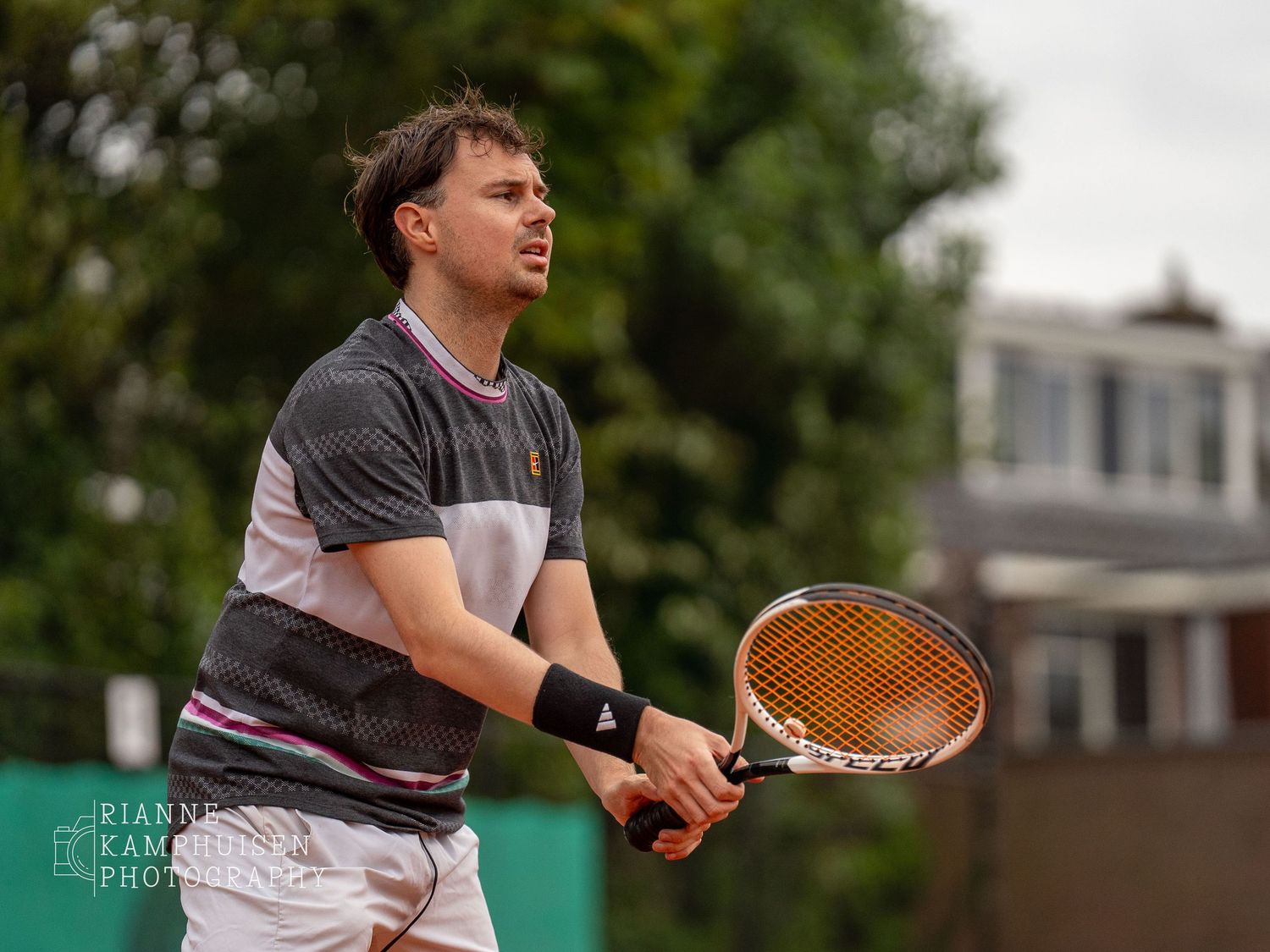 Actiefoto's en finalisten van een gravel tennistoernooi met spelers in actie, dubbelspel, toeschouwers en zomerse sfeer rond de baan.