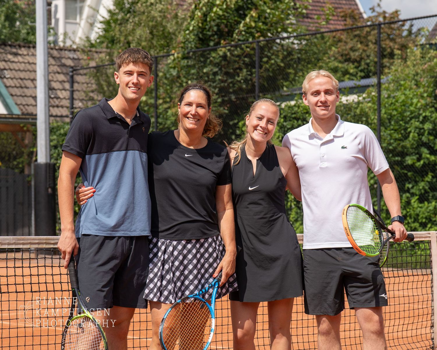 Actiefoto's en finalisten van een gravel tennistoernooi met spelers in actie, dubbelspel, toeschouwers en zomerse sfeer rond de baan.