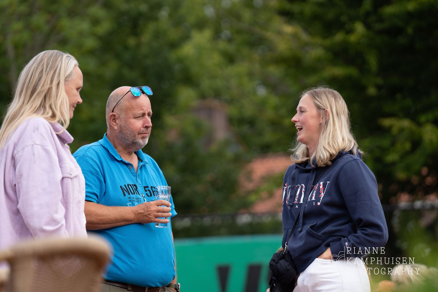 Actiefoto's van gravel tennistoernooi met spelers in actie, dubbelspel, toeschouwers en zomerse sfeer rond de baan.