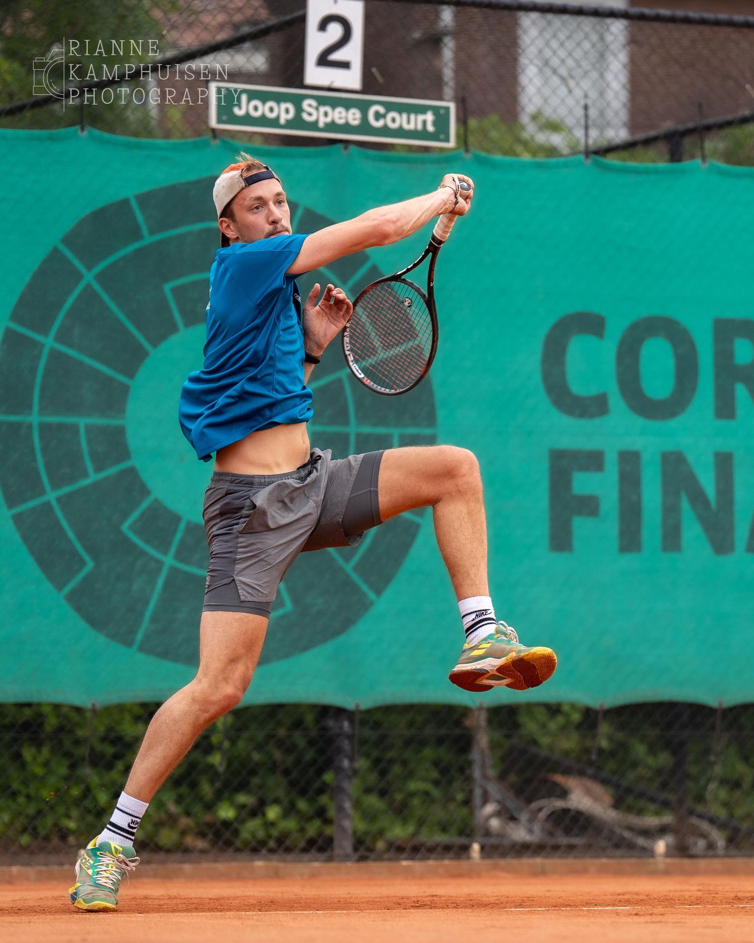 Actiefoto's van gravel tennistoernooi met spelers in actie, dubbelspel, toeschouwers en zomerse sfeer rond de baan.