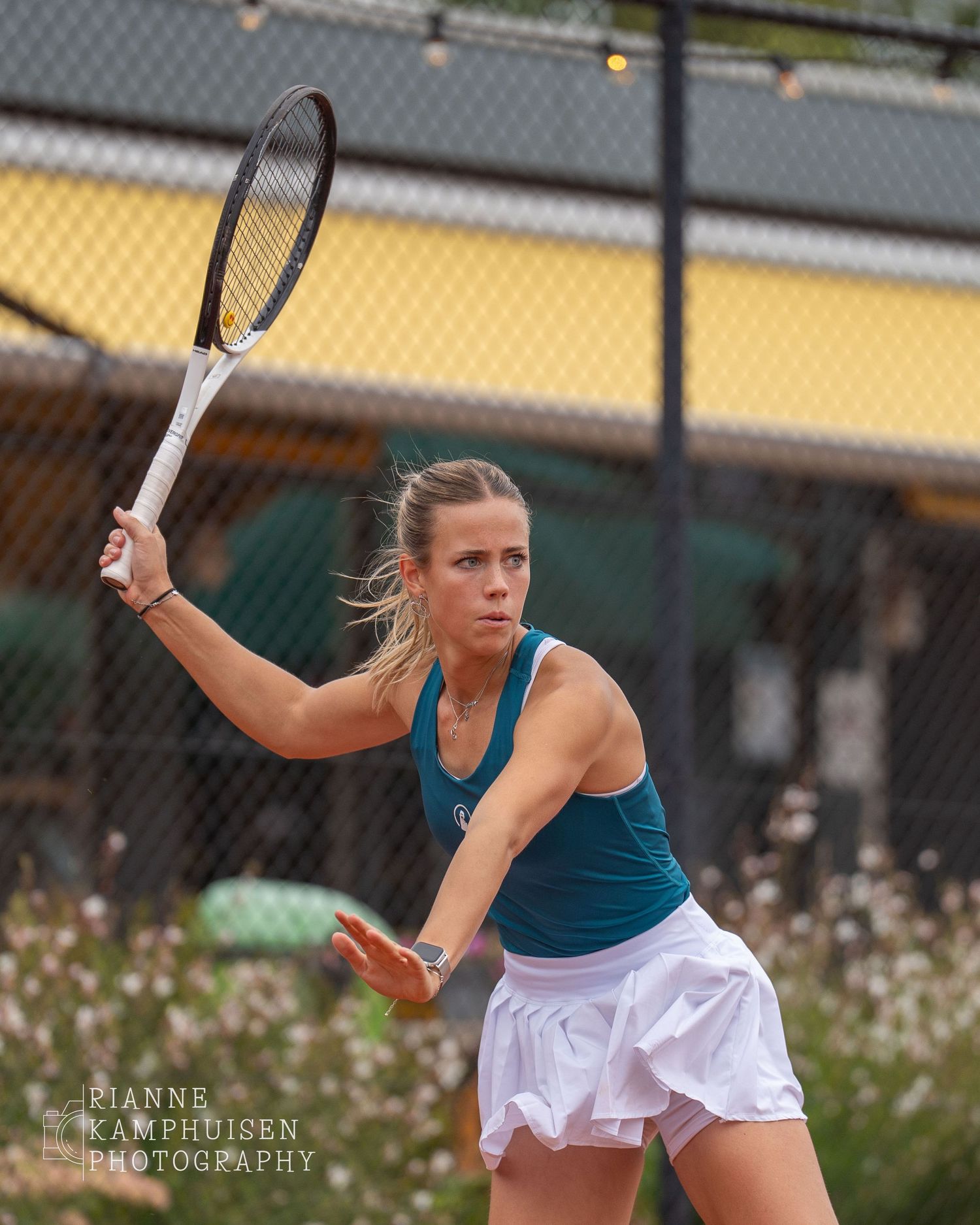 Actiefoto's van de zaterdag van een gravel tennistoernooi met spelers in actie, dubbelspel, toeschouwers en zomerse sfeer rond de baan.