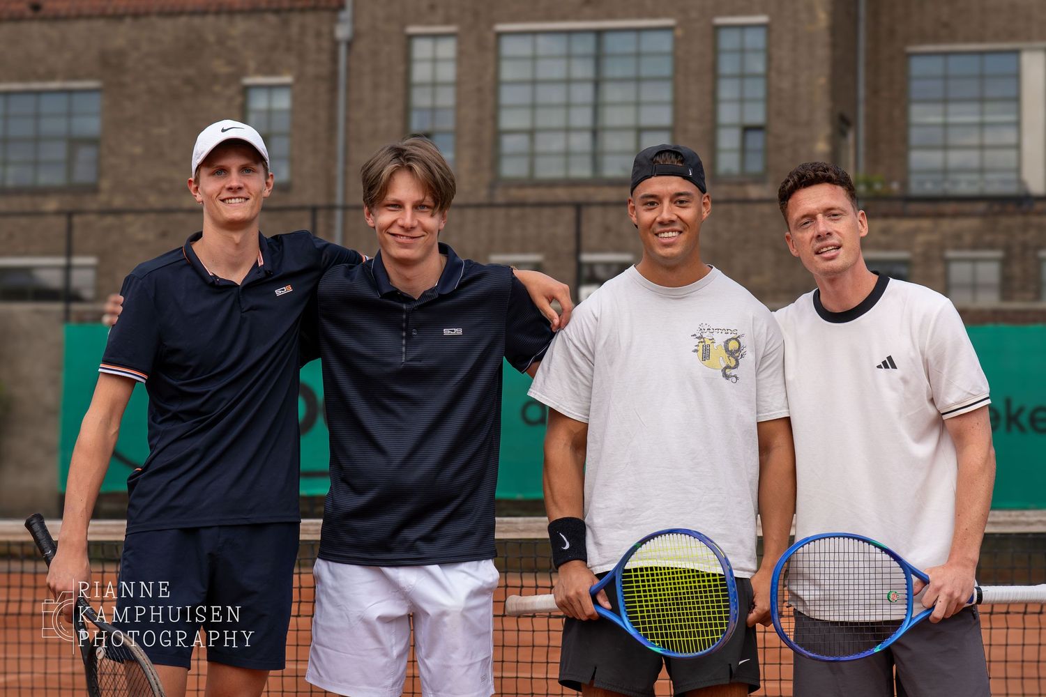 Actiefoto's en finalisten van een gravel tennistoernooi met spelers in actie, dubbelspel, toeschouwers en zomerse sfeer rond de baan.