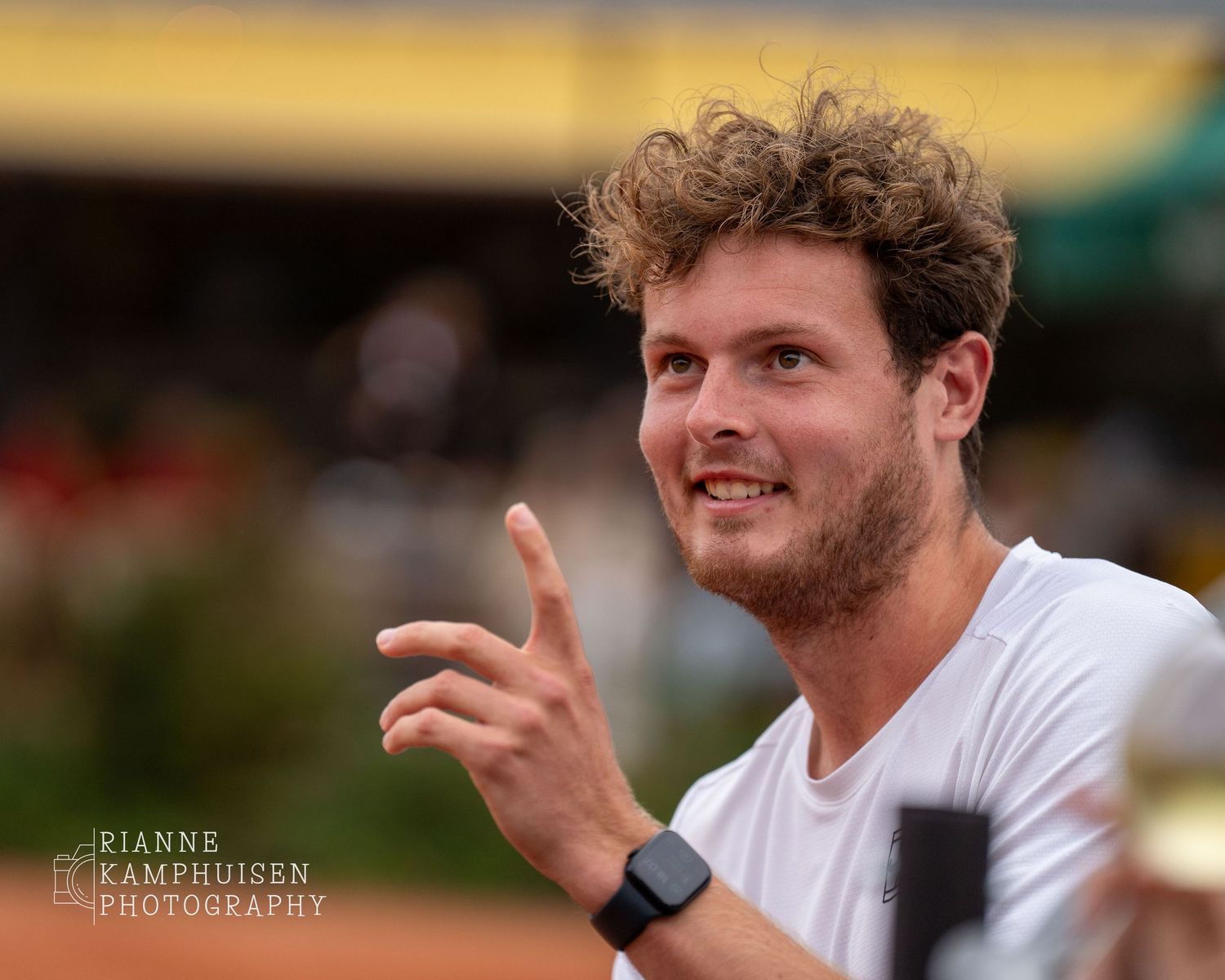 Actiefoto's en finalisten van een gravel tennistoernooi met spelers in actie, dubbelspel, toeschouwers en zomerse sfeer rond de baan.