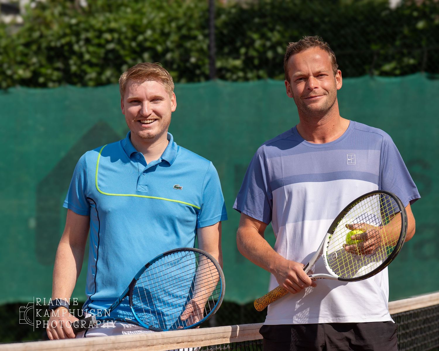 Actiefoto's en finalisten van een gravel tennistoernooi met spelers in actie, dubbelspel, toeschouwers en zomerse sfeer rond de baan.