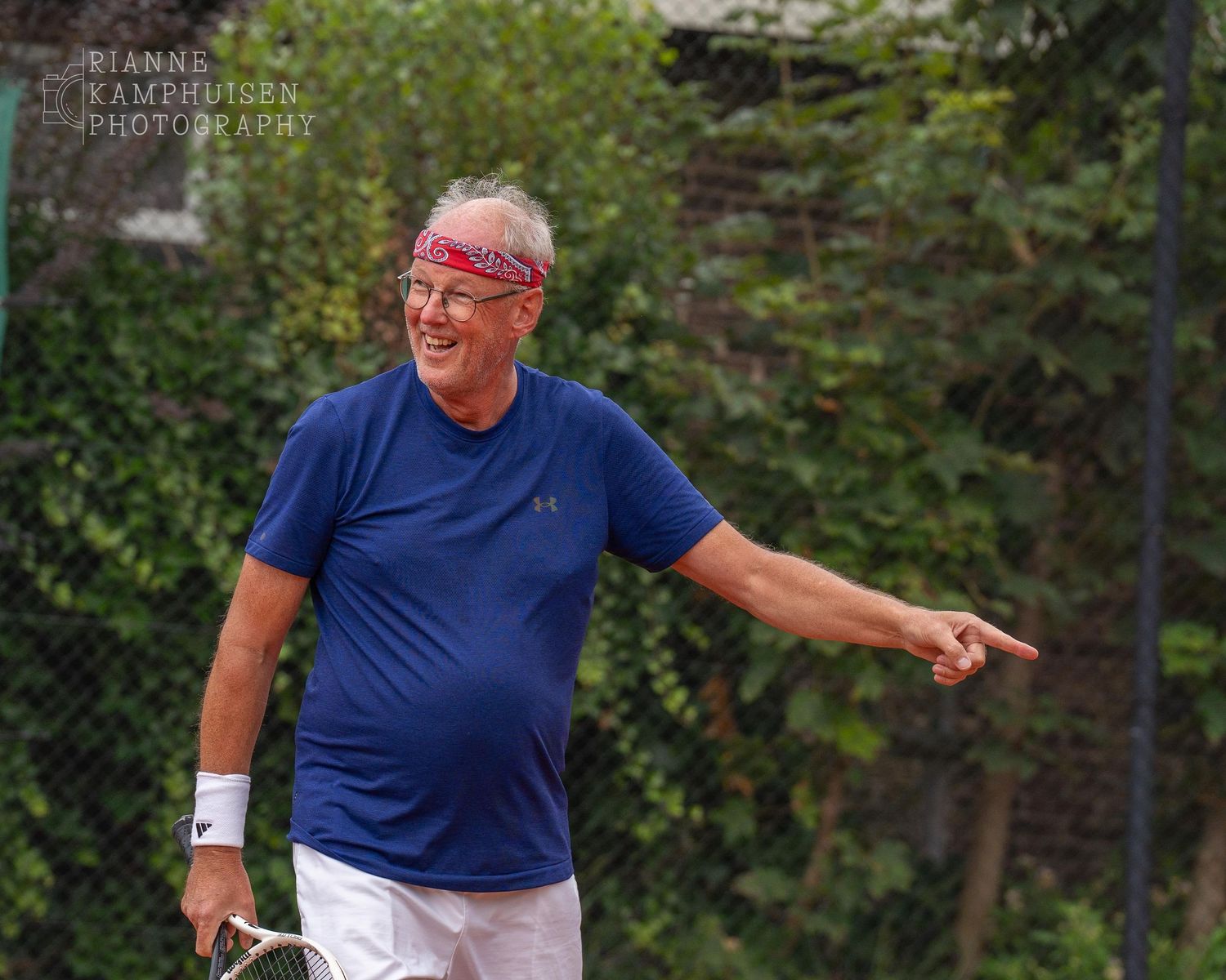 Actiefoto's van gravel tennistoernooi met spelers in actie, dubbelspel, toeschouwers en zomerse sfeer rond de baan.