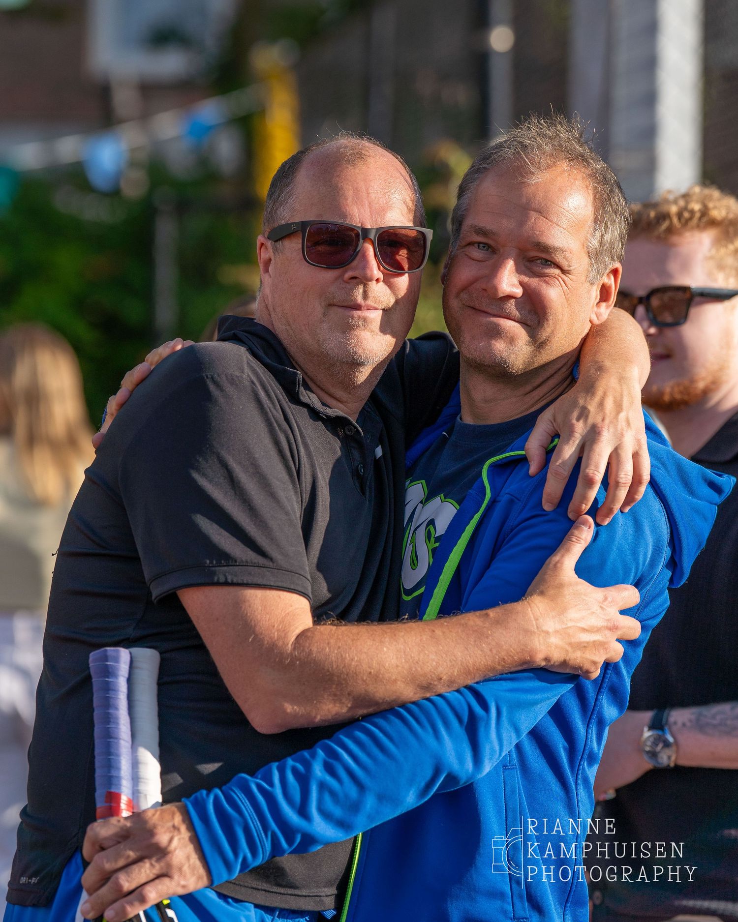 Actiefoto's van de woensdagavond van eengravel tennistoernooi met spelers in actie, dubbelspel, toeschouwers en zomerse sfeer rond de baan.