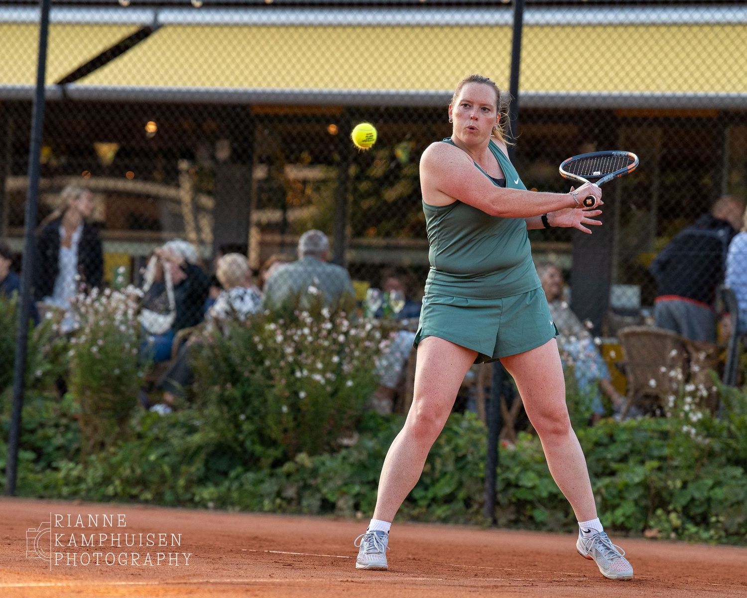 Actiefoto's van gravel tennistoernooi met spelers in actie, dubbelspel, toeschouwers en zomerse sfeer rond de baan.