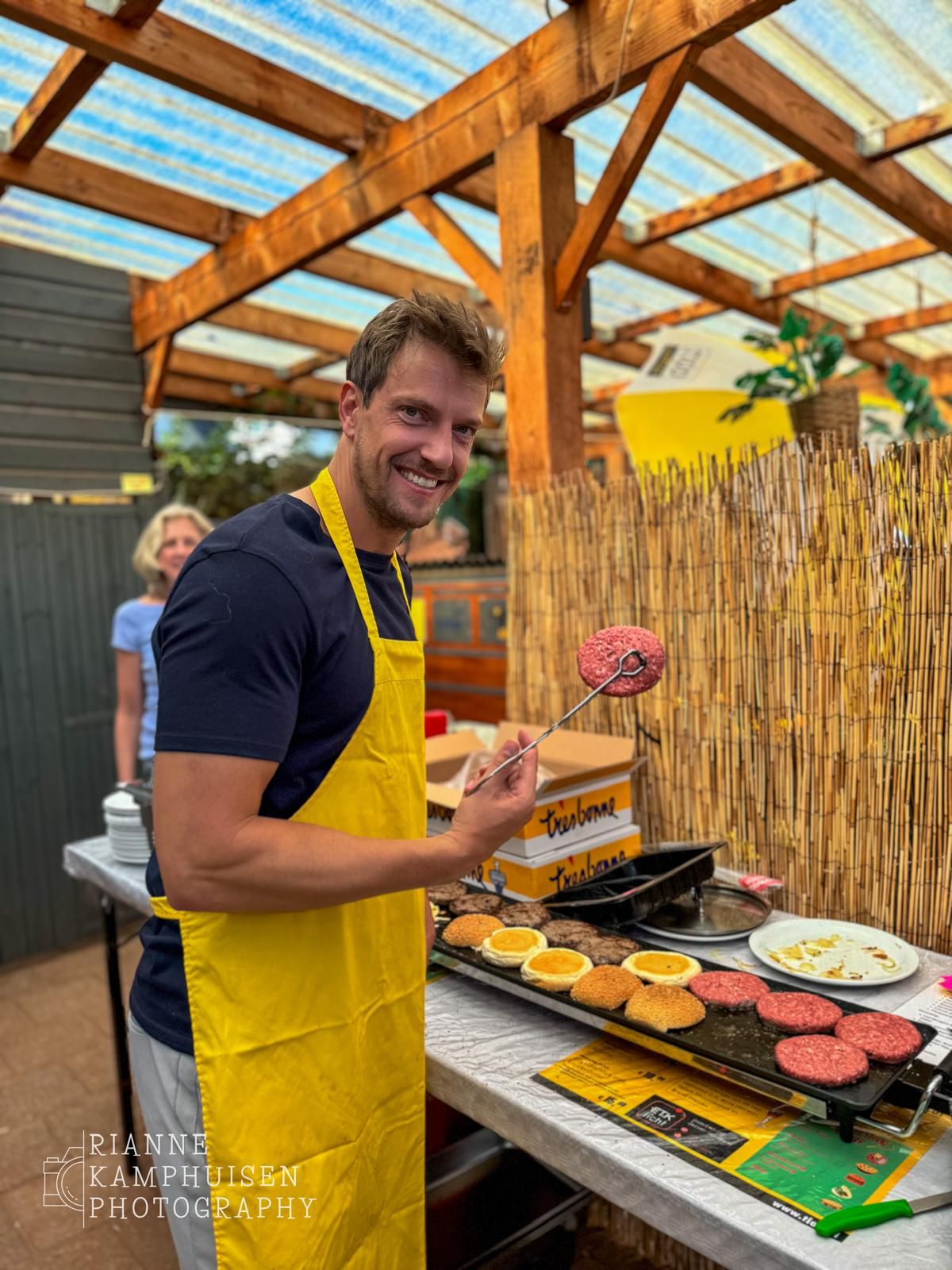 Actiefoto's van gravel tennistoernooi met spelers in actie, dubbelspel, toeschouwers en zomerse sfeer rond de baan.