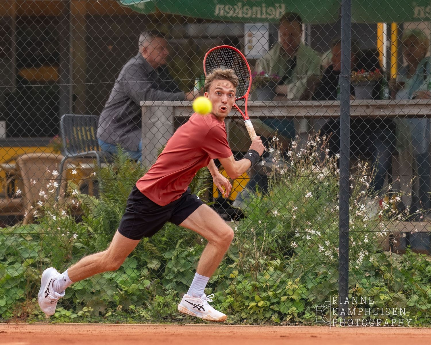 Actiefoto's van de zaterdag van een gravel tennistoernooi met spelers in actie, dubbelspel, toeschouwers en zomerse sfeer rond de baan.