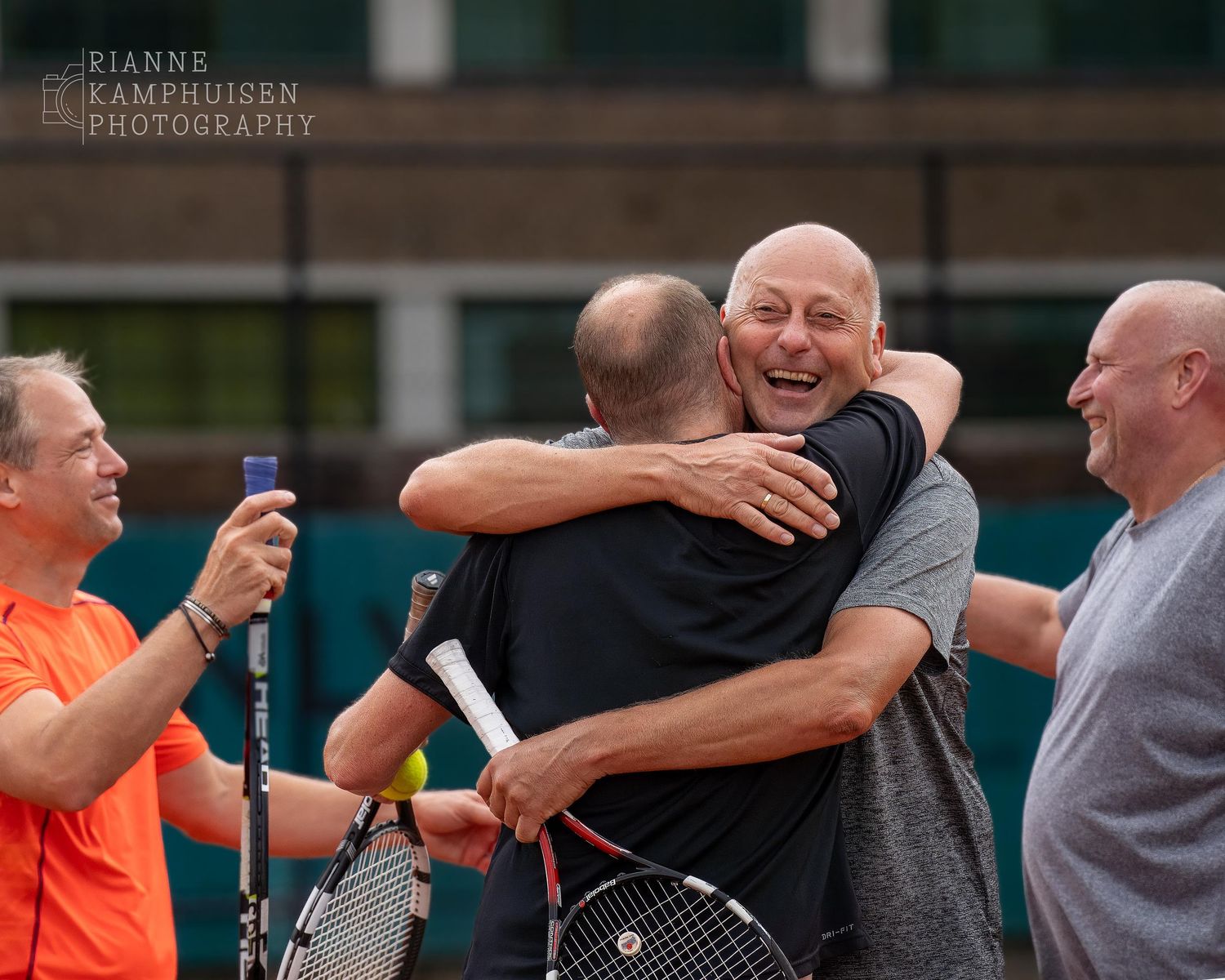 Actiefoto's van gravel tennistoernooi met spelers in actie, dubbelspel, toeschouwers en zomerse sfeer rond de baan.