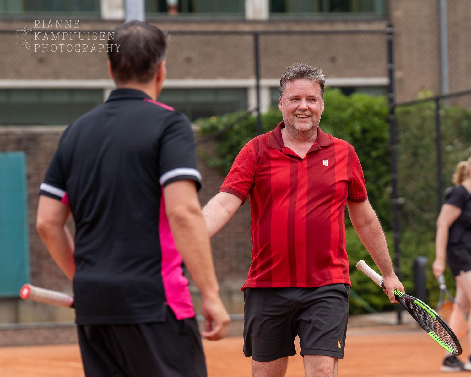 Actiefoto's van gravel tennistoernooi met spelers in actie, dubbelspel, toeschouwers en zomerse sfeer rond de baan.