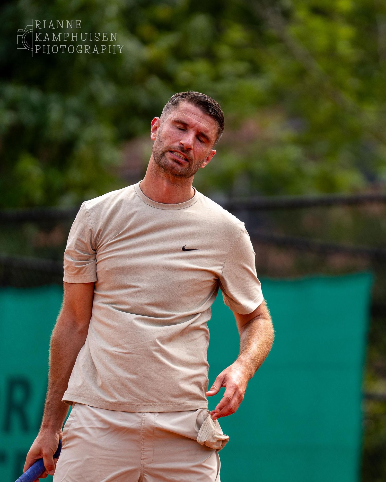 Actiefoto's van gravel tennistoernooi met spelers in actie, dubbelspel, toeschouwers en zomerse sfeer rond de baan.