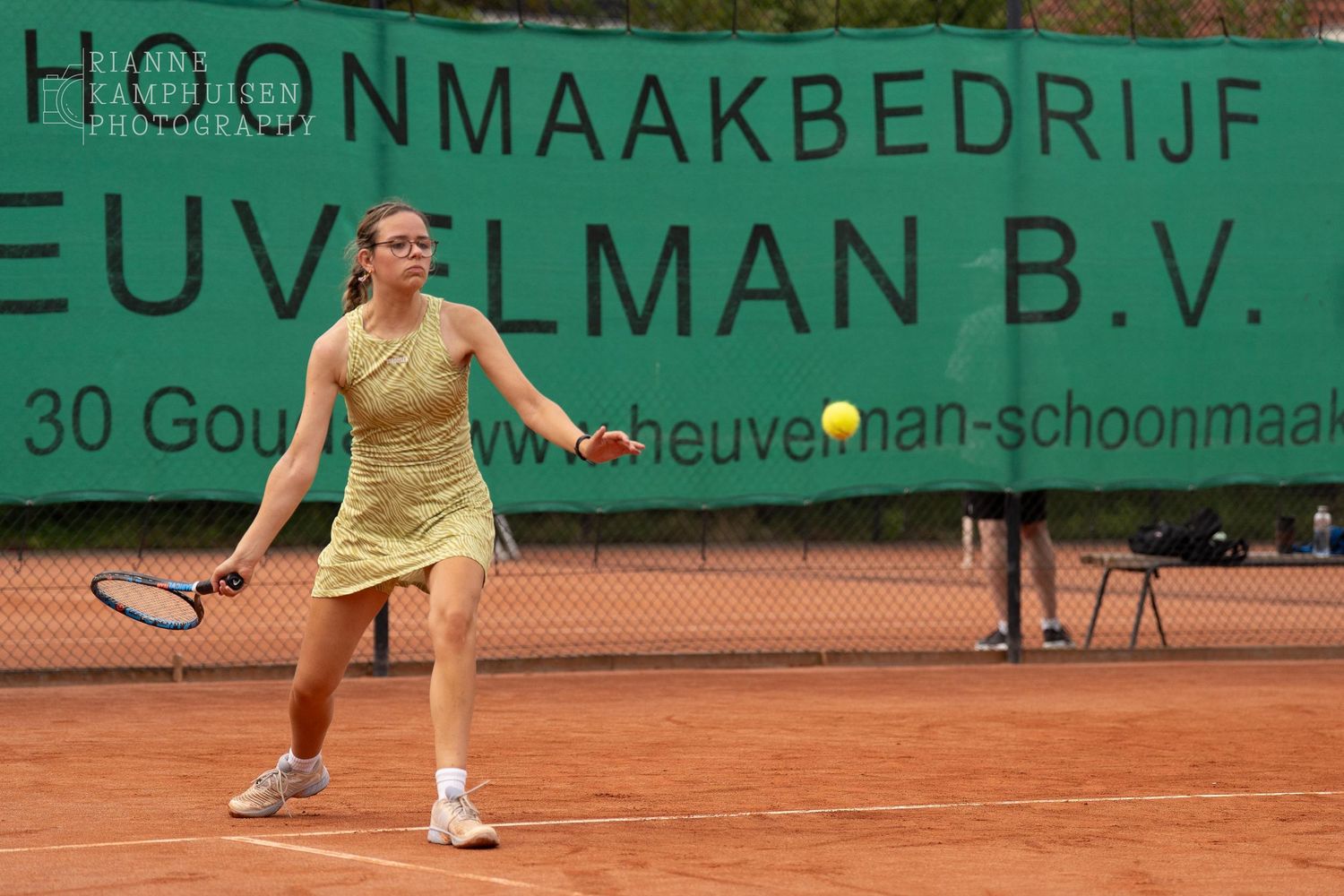 Actiefoto's van gravel tennistoernooi met spelers in actie, dubbelspel, toeschouwers en zomerse sfeer rond de baan.