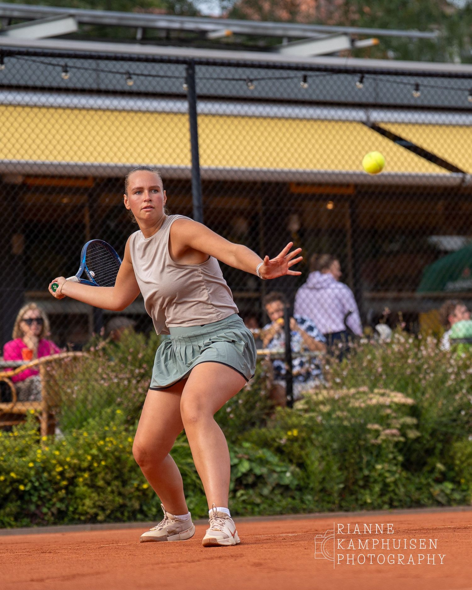 Actiefoto's van gravel tennistoernooi met spelers in actie, dubbelspel, toeschouwers en zomerse sfeer rond de baan.