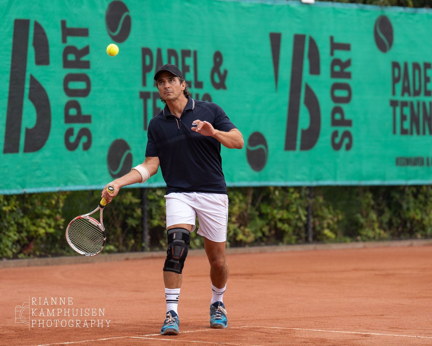 Actiefoto's van de zaterdag van een gravel tennistoernooi met spelers in actie, dubbelspel, toeschouwers en zomerse sfeer rond de baan.