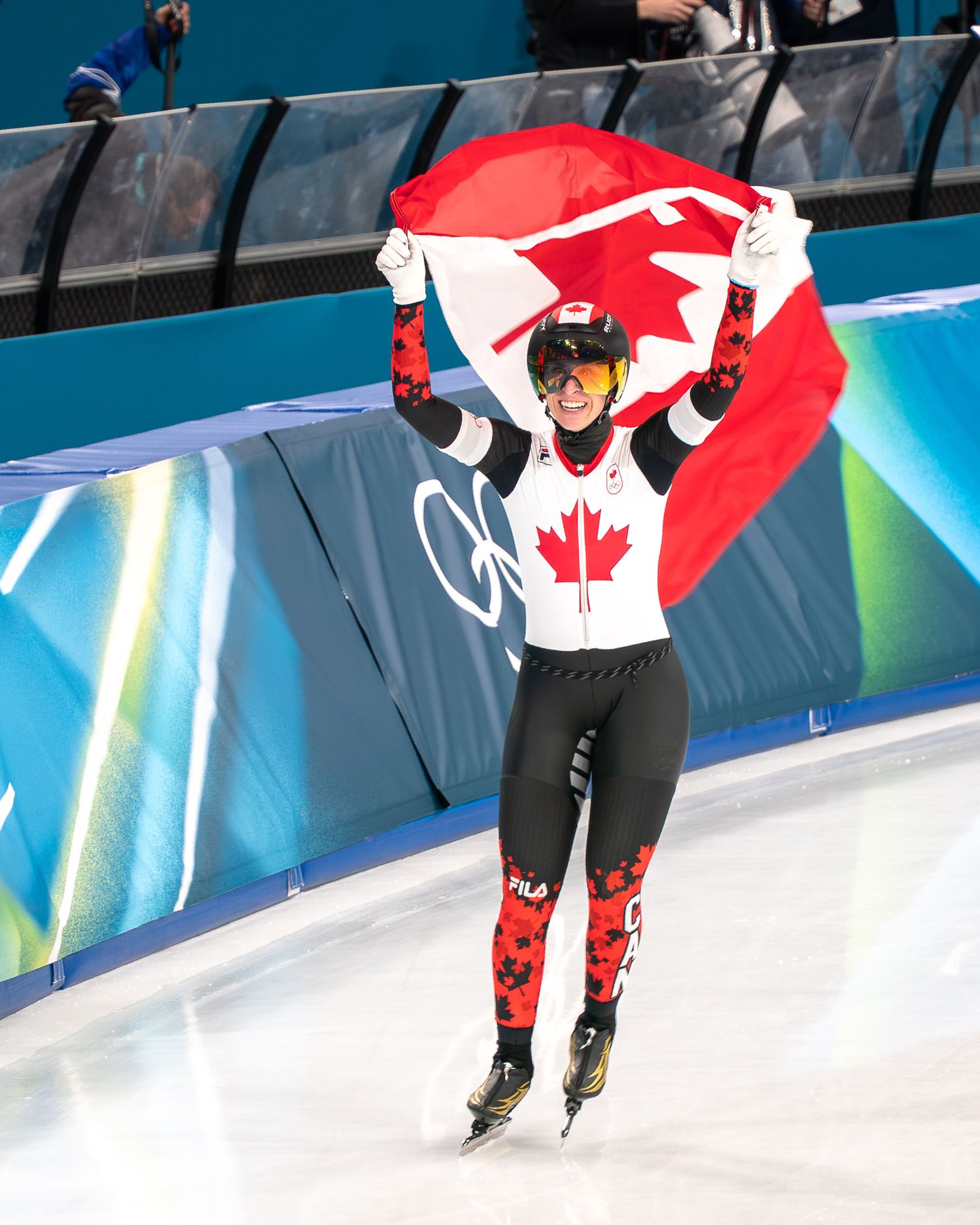 Ivanie Blondin met de Canadese vlag op het ijs nadat de Canadese dames de finale van de pleogenachtervolging winnen van Nederland