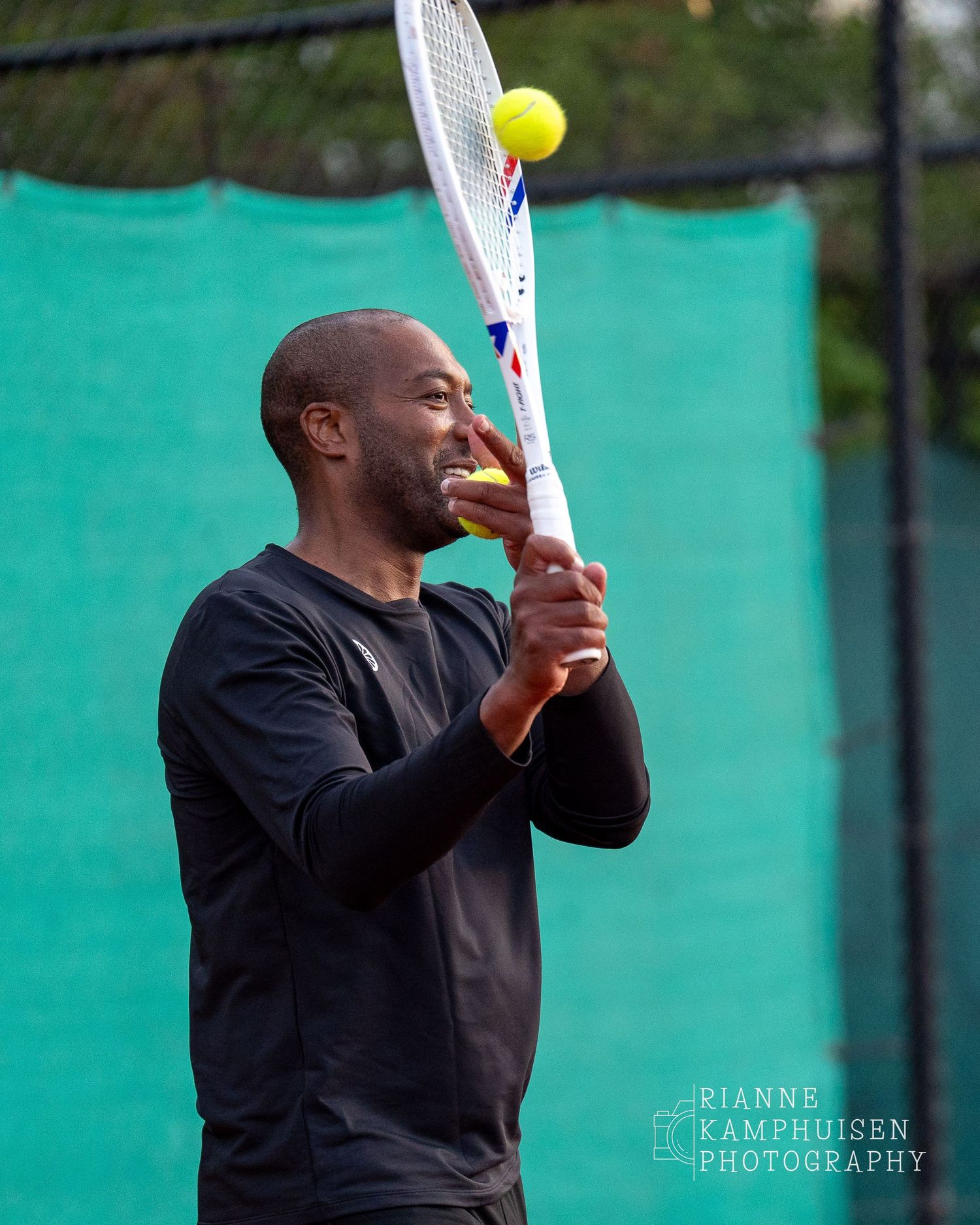 Actiefoto's van gravel tennistoernooi met spelers in actie, dubbelspel, toeschouwers en zomerse sfeer rond de baan.