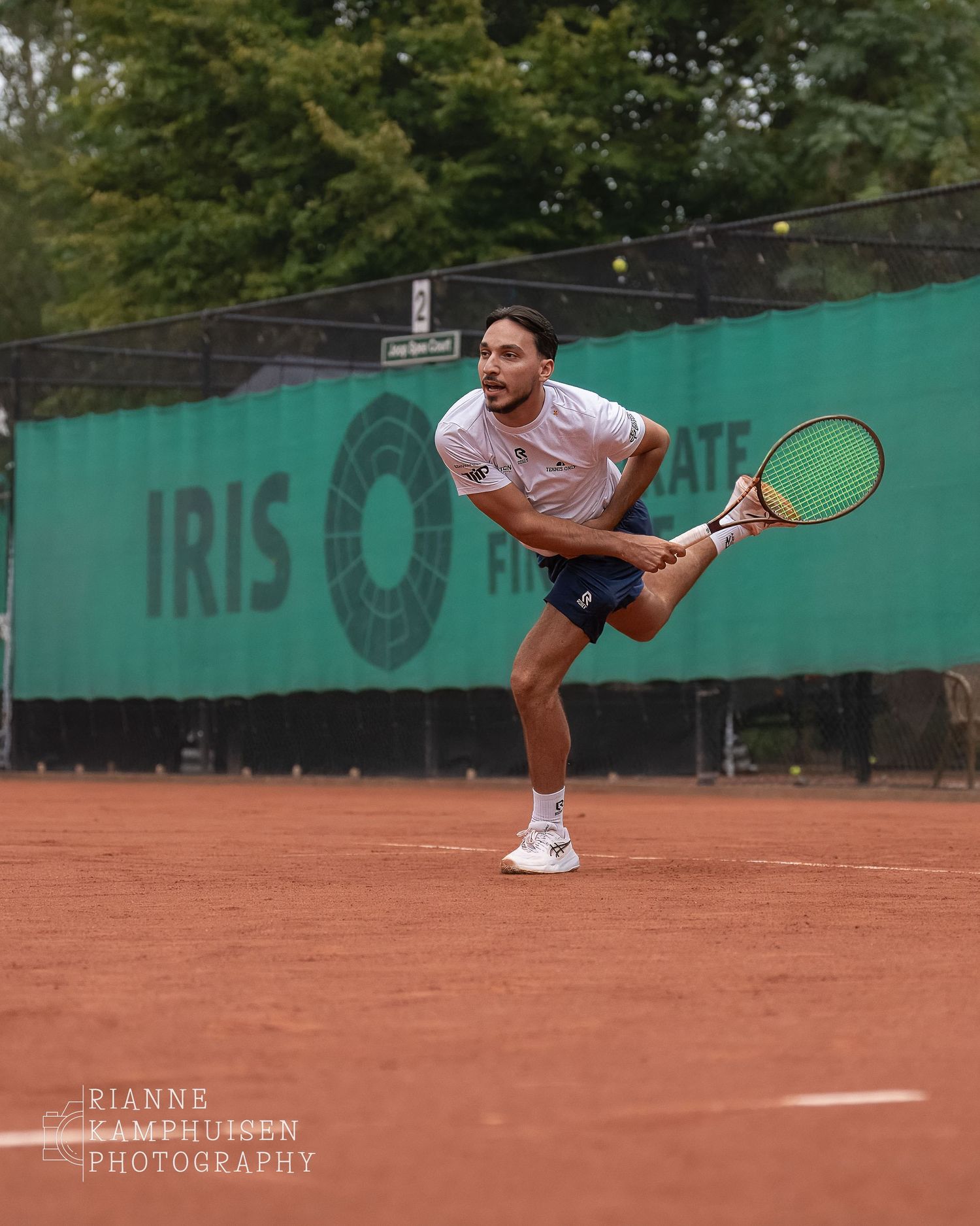 Actiefoto's van de zaterdag van een gravel tennistoernooi met spelers in actie, dubbelspel, toeschouwers en zomerse sfeer rond de baan.