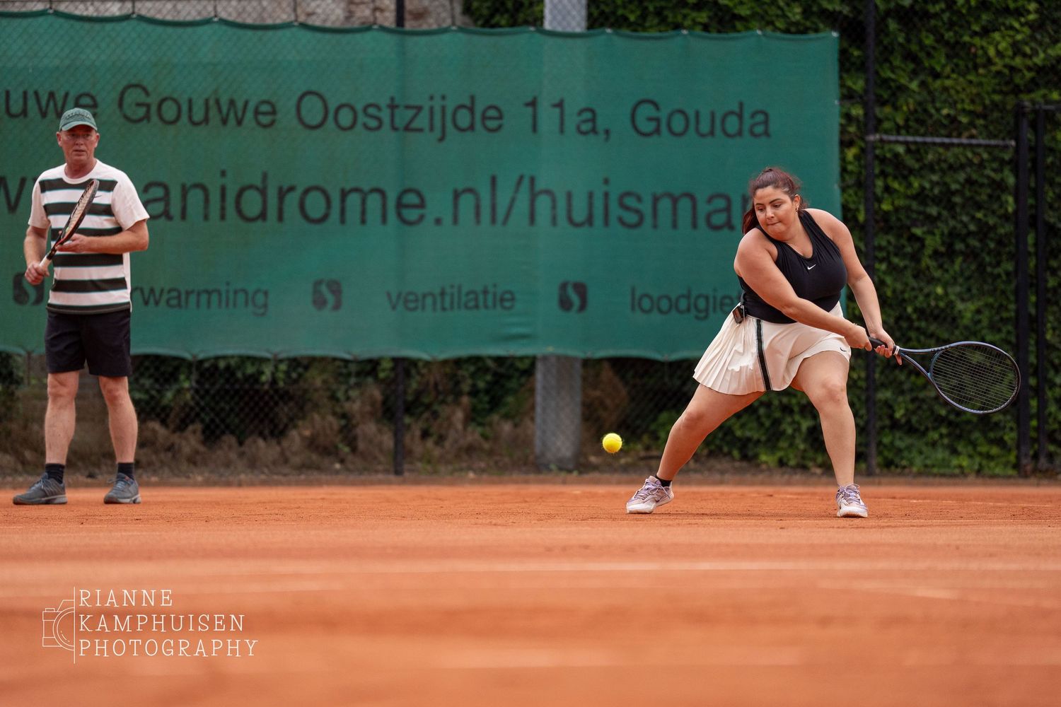 Actiefoto's en finalisten van een gravel tennistoernooi met spelers in actie, dubbelspel, toeschouwers en zomerse sfeer rond de baan.