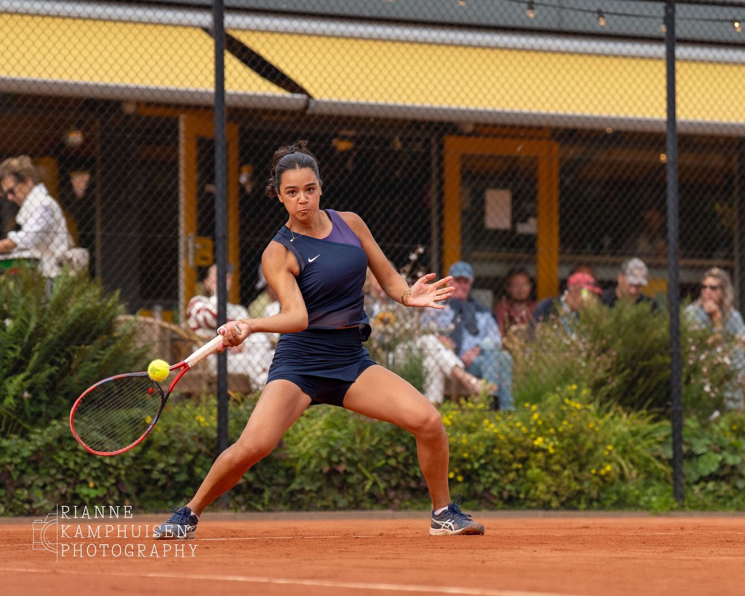 Actiefoto's en finalisten van een gravel tennistoernooi met spelers in actie, dubbelspel, toeschouwers en zomerse sfeer rond de baan.