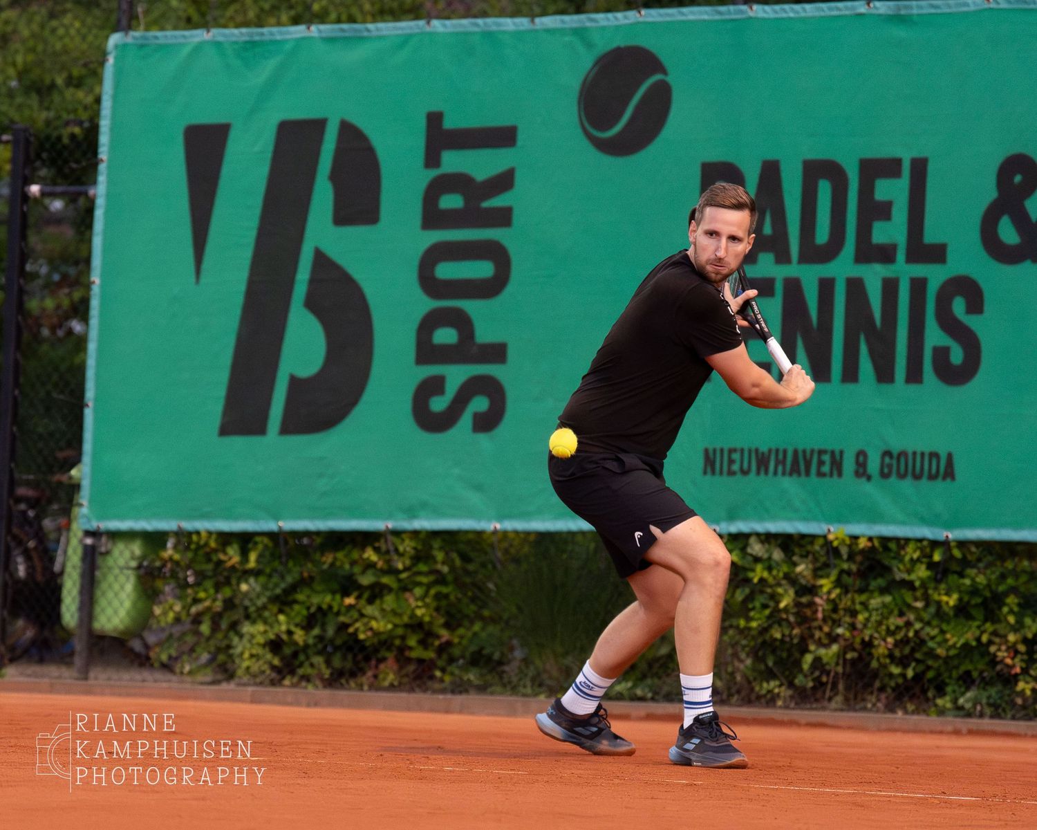 Actiefoto's van gravel tennistoernooi met spelers in actie, dubbelspel, toeschouwers en zomerse sfeer rond de baan.
