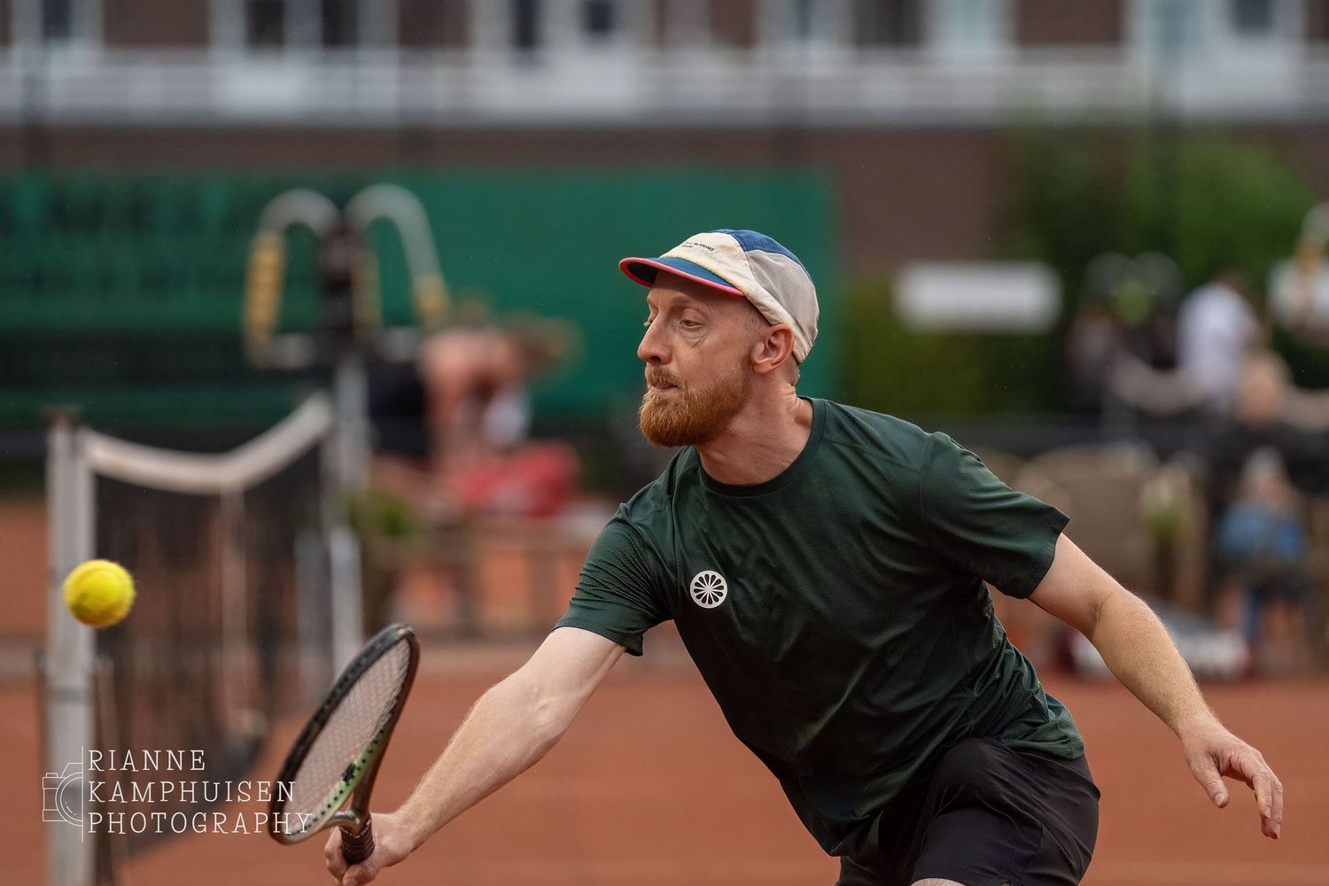 Actiefoto's van de zaterdag van een gravel tennistoernooi met spelers in actie, dubbelspel, toeschouwers en zomerse sfeer rond de baan.