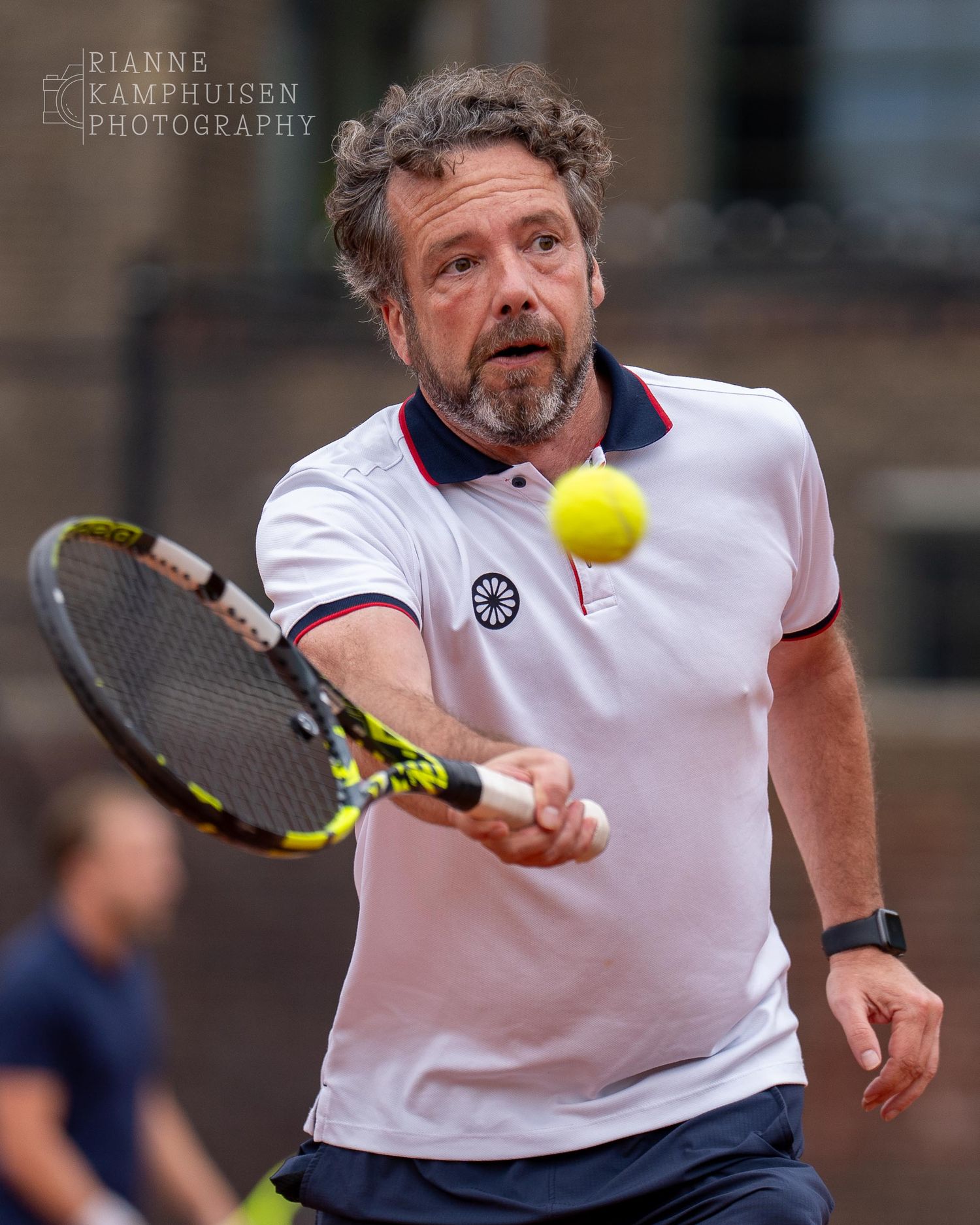 Actiefoto's van gravel tennistoernooi met spelers in actie, dubbelspel, toeschouwers en zomerse sfeer rond de baan.