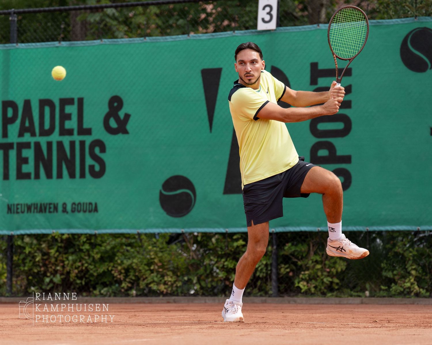 Actiefoto's en finalisten van een gravel tennistoernooi met spelers in actie, dubbelspel, toeschouwers en zomerse sfeer rond de baan.