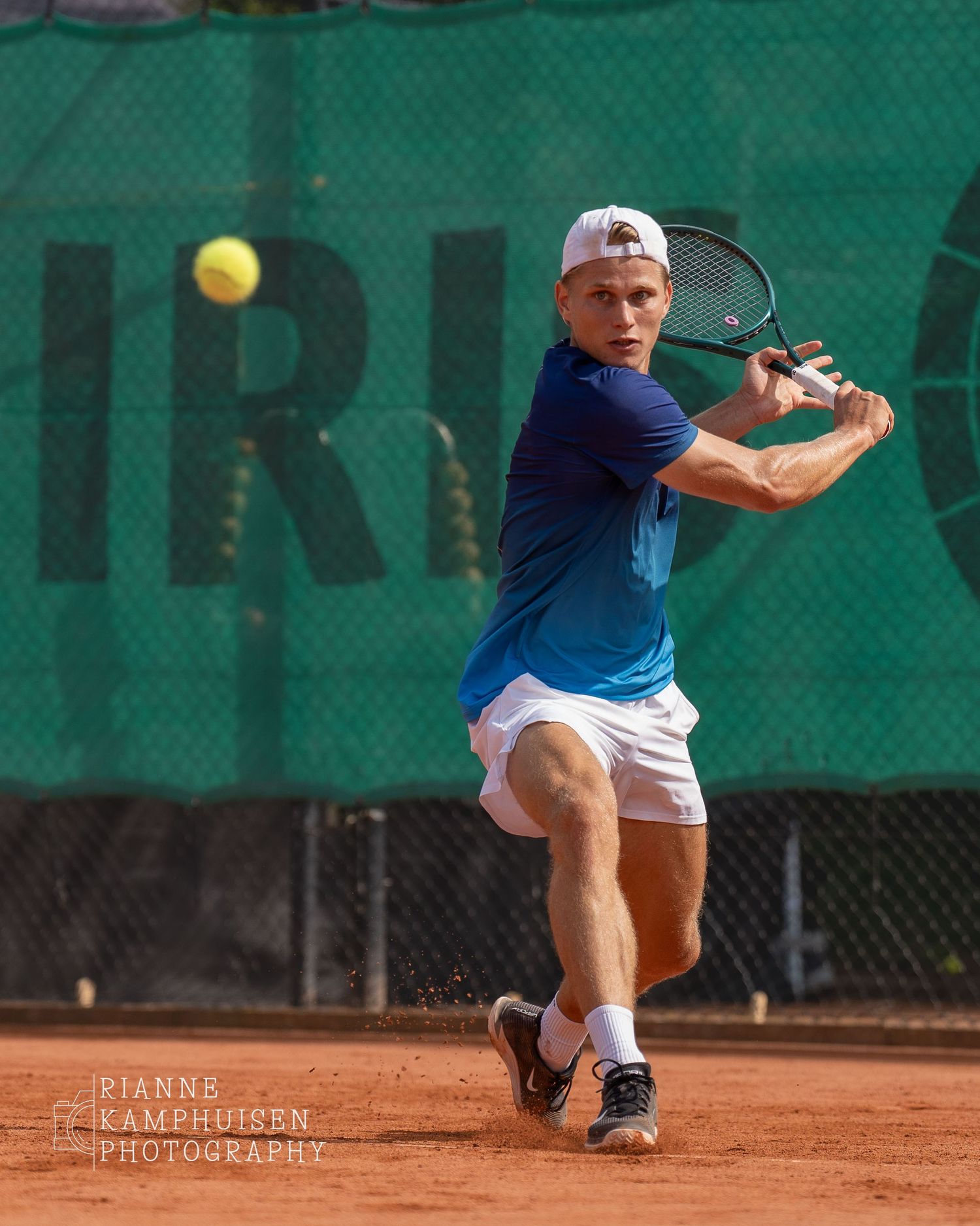 Actiefoto's en finalisten van een gravel tennistoernooi met spelers in actie, dubbelspel, toeschouwers en zomerse sfeer rond de baan.