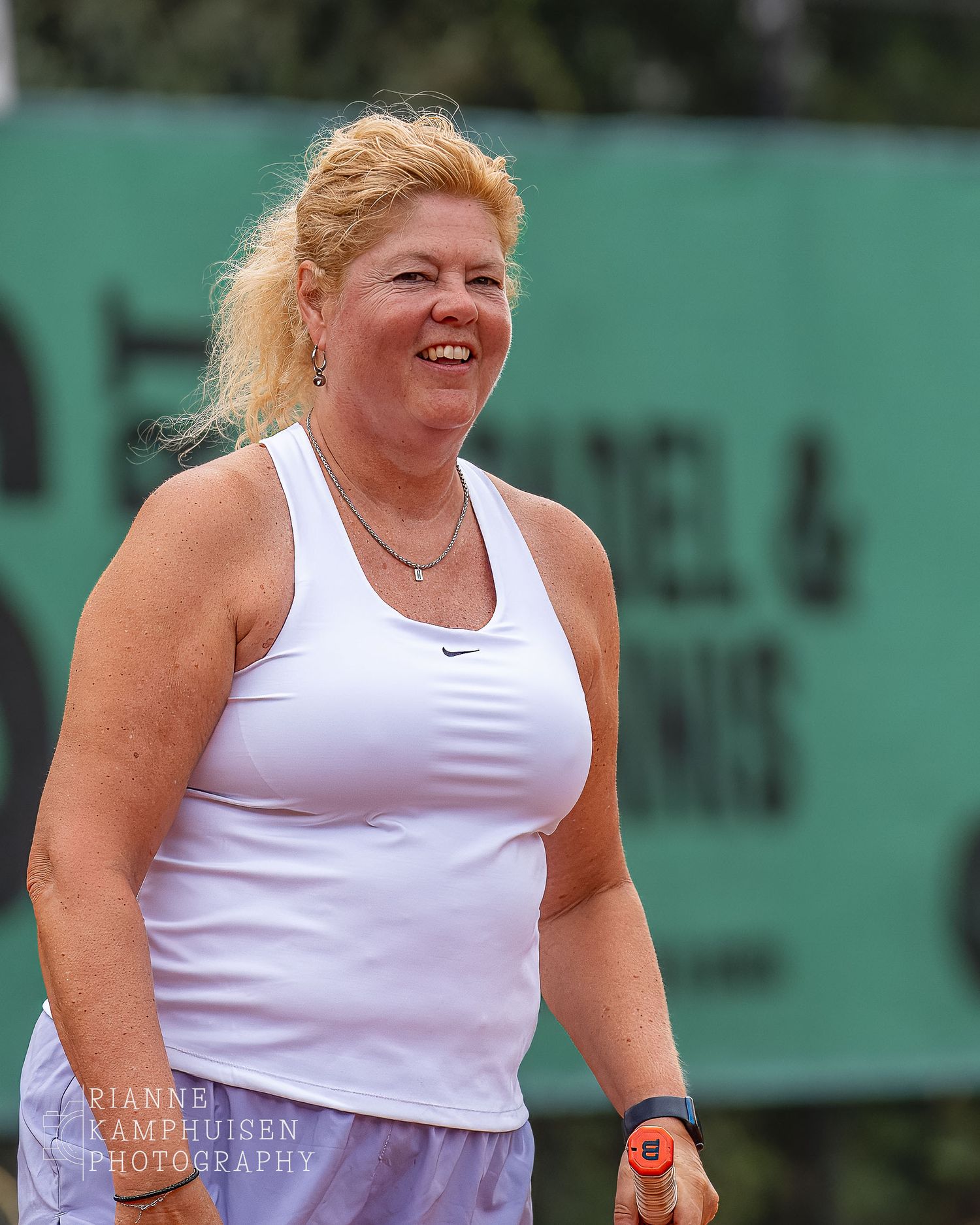 Actiefoto's van de zaterdag van een gravel tennistoernooi met spelers in actie, dubbelspel, toeschouwers en zomerse sfeer rond de baan.