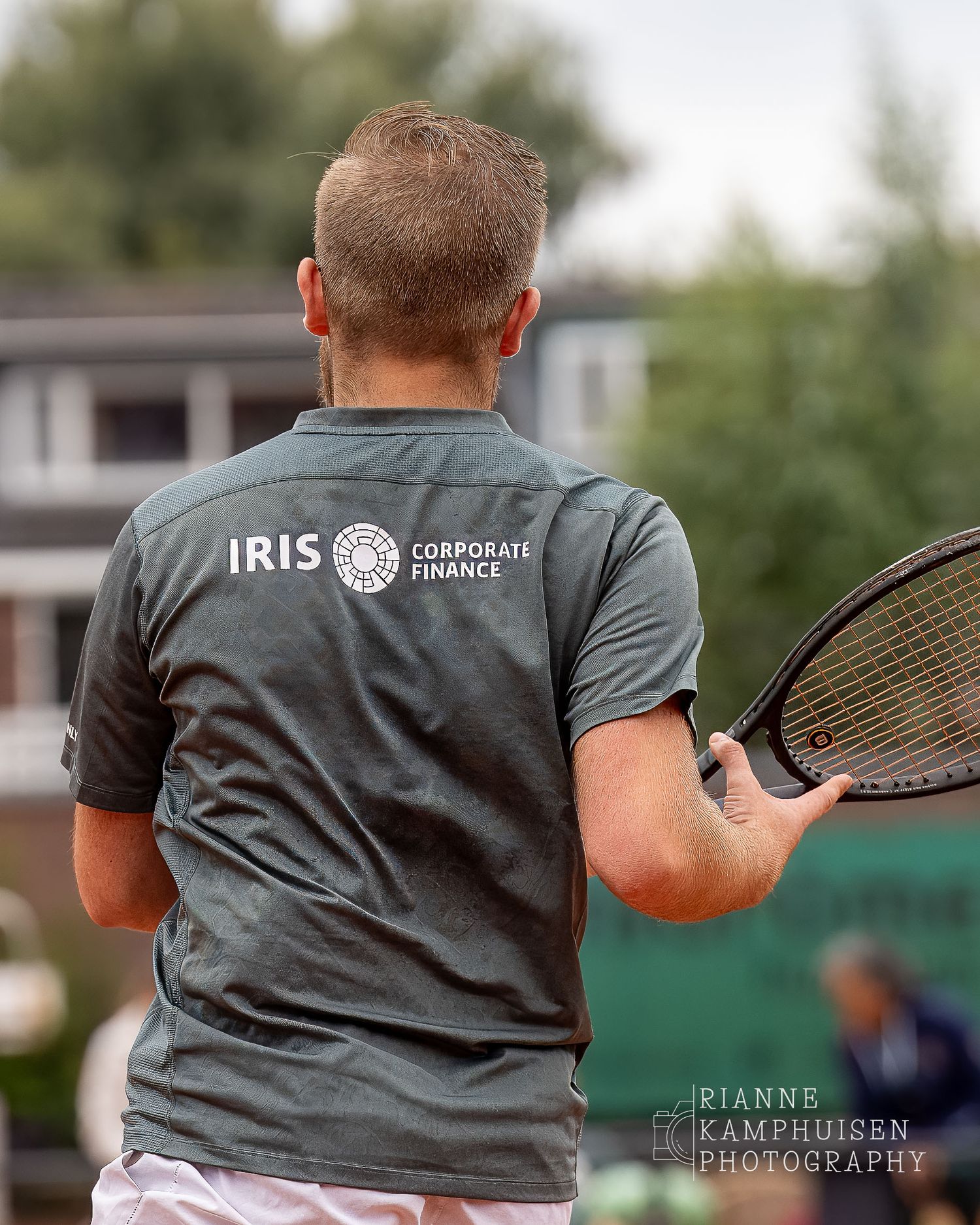 Actiefoto's van de zaterdag van een gravel tennistoernooi met spelers in actie, dubbelspel, toeschouwers en zomerse sfeer rond de baan.