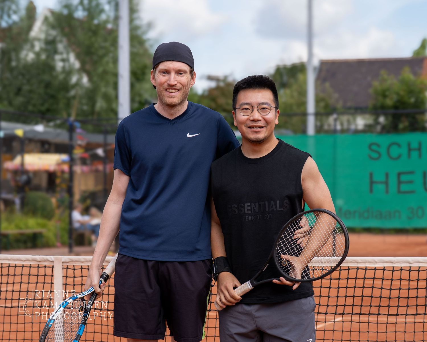 Actiefoto's en finalisten van een gravel tennistoernooi met spelers in actie, dubbelspel, toeschouwers en zomerse sfeer rond de baan.