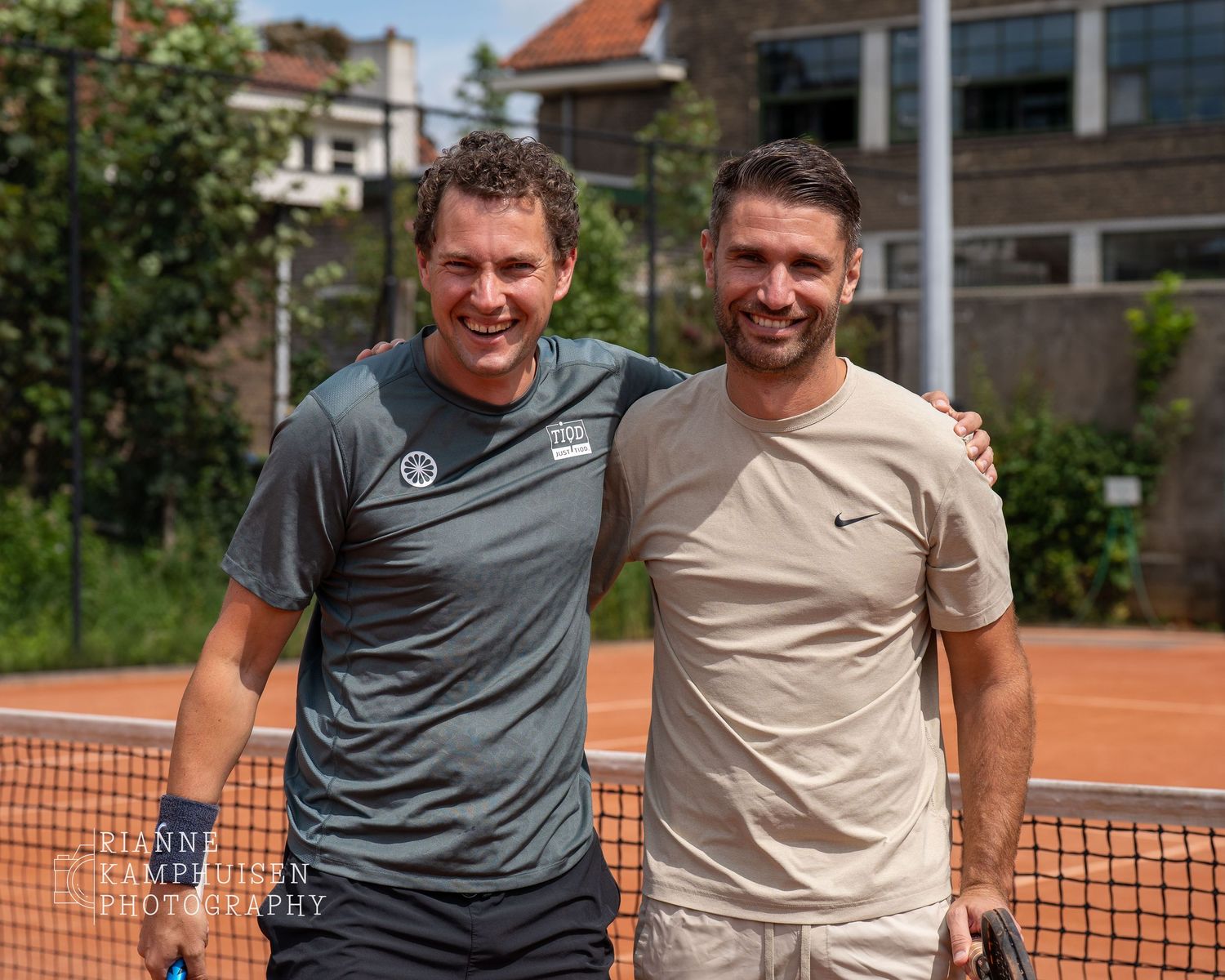 Actiefoto's en finalisten van een gravel tennistoernooi met spelers in actie, dubbelspel, toeschouwers en zomerse sfeer rond de baan.