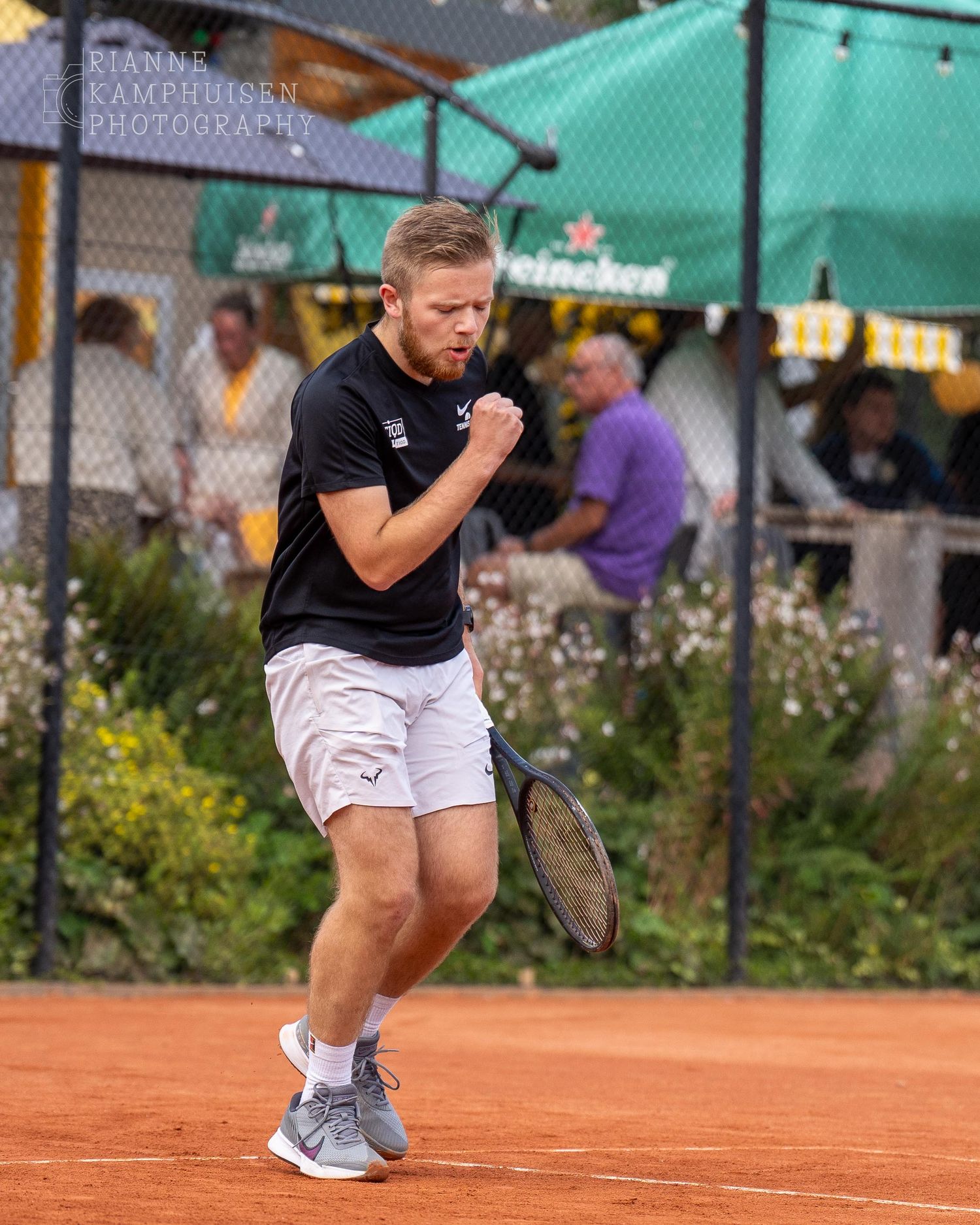 Actiefoto's van gravel tennistoernooi met spelers in actie, dubbelspel, toeschouwers en zomerse sfeer rond de baan.